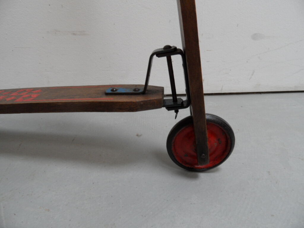 Trotinette en bois vintage