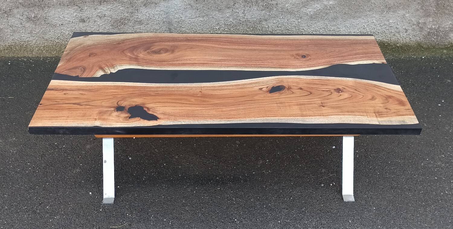 Coffee table in wood and black resin