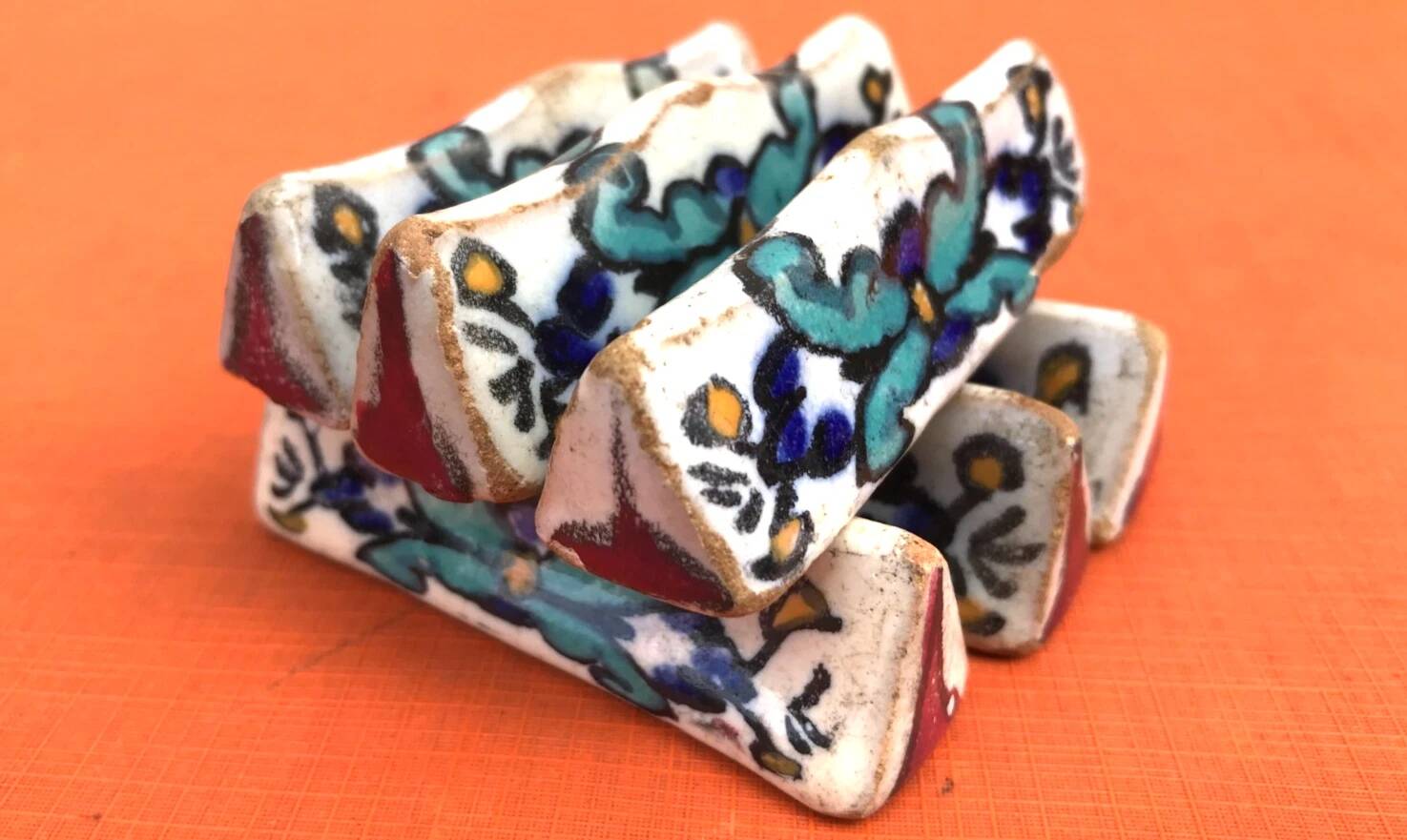 6 glazed ceramic knife rests from Nabeul, Atelier el-Kharraz.
