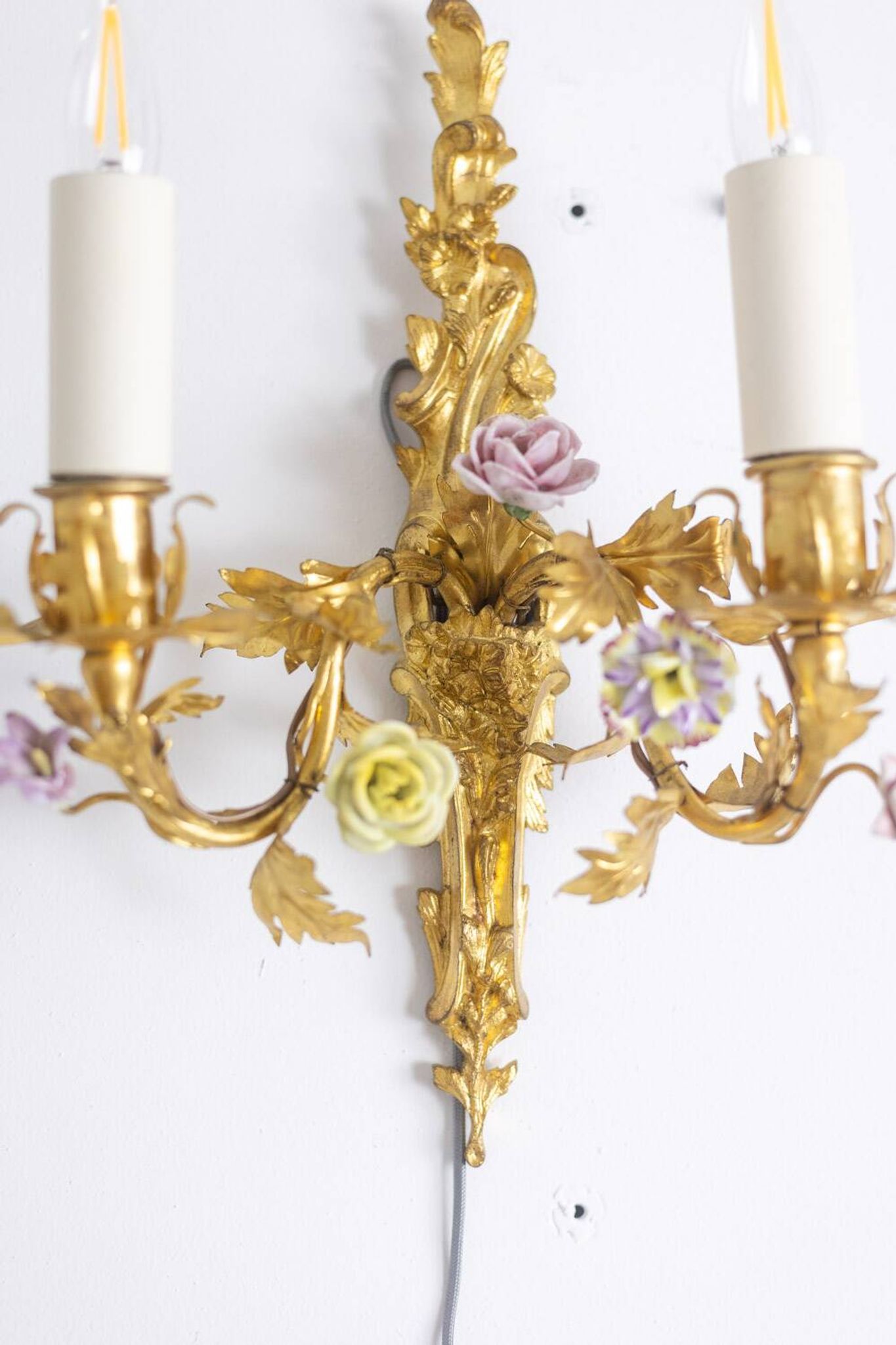 Paire d’appliques en bronze et à décor de fleurs. Circa 1880.