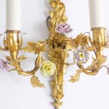 Paire d’appliques en bronze et à décor de fleurs. Circa 1880.