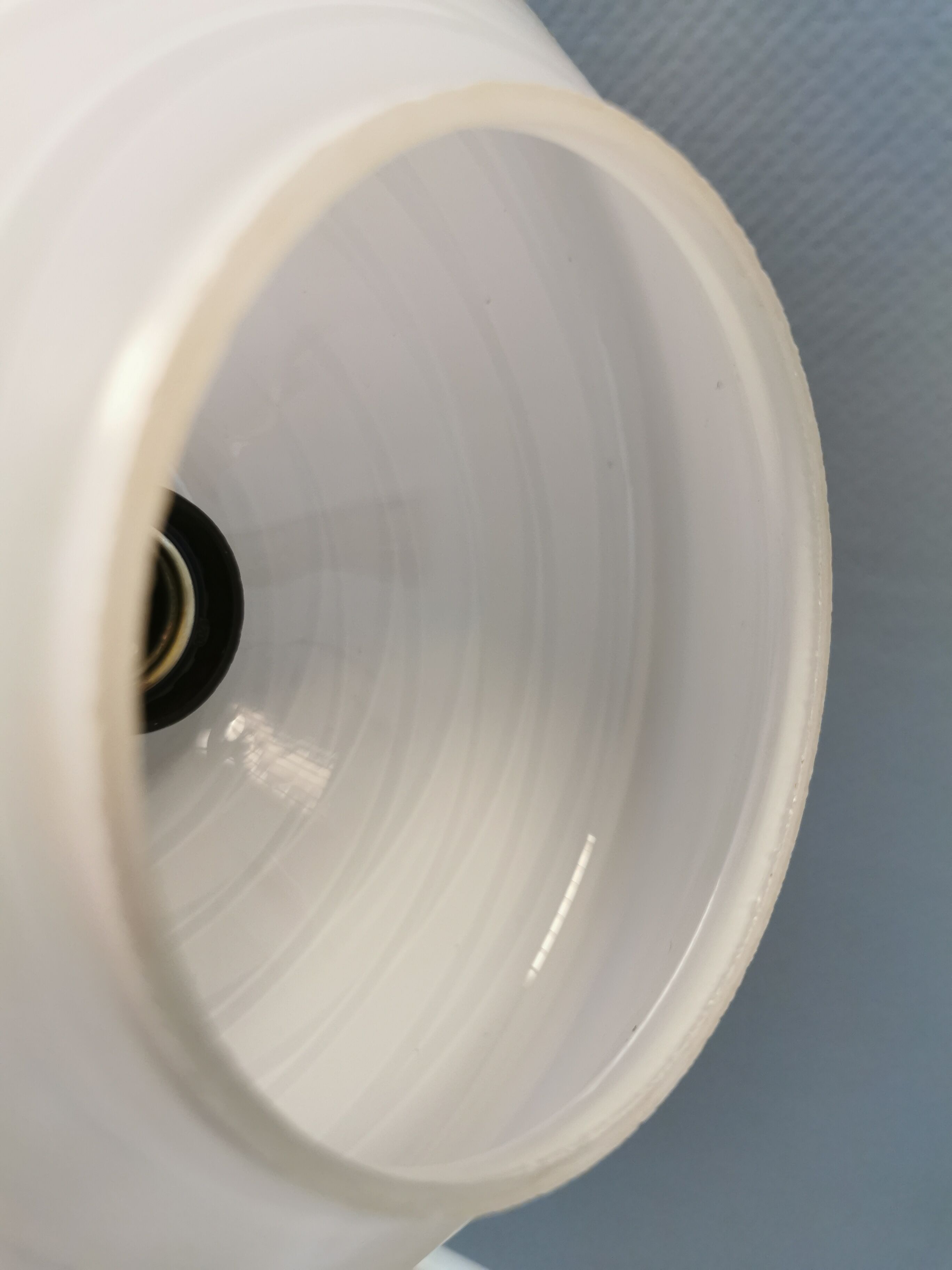 Suspension danoise, en verre blanc lait torsadé avec plateau en laiton