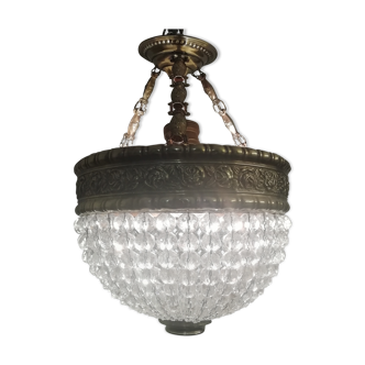 Lustre classique avec des cristaux sculptés et des cuivres.