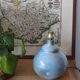 Pied de lampe boule en céramique bleue