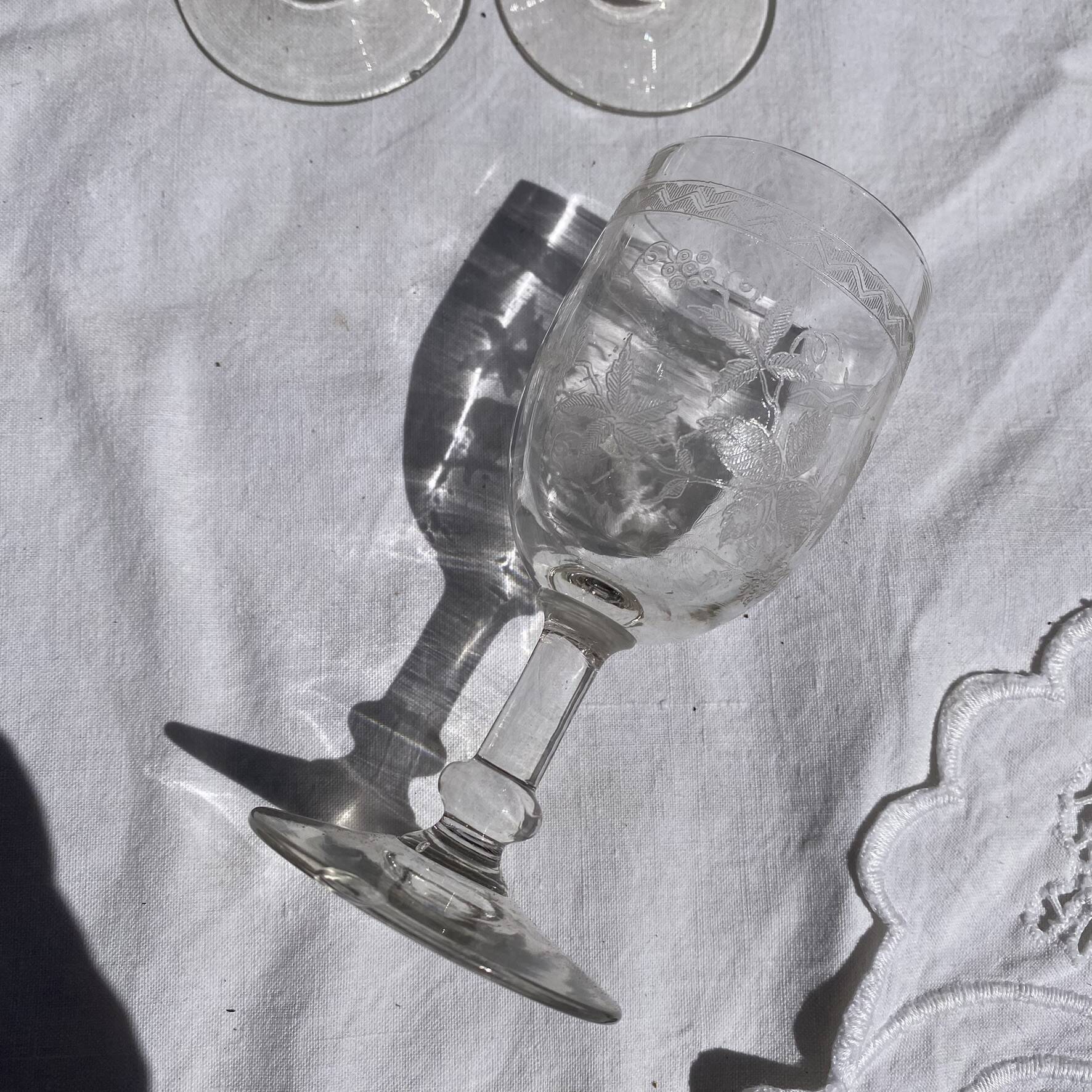 Verres  à pieds 12 cm gravure feuillage