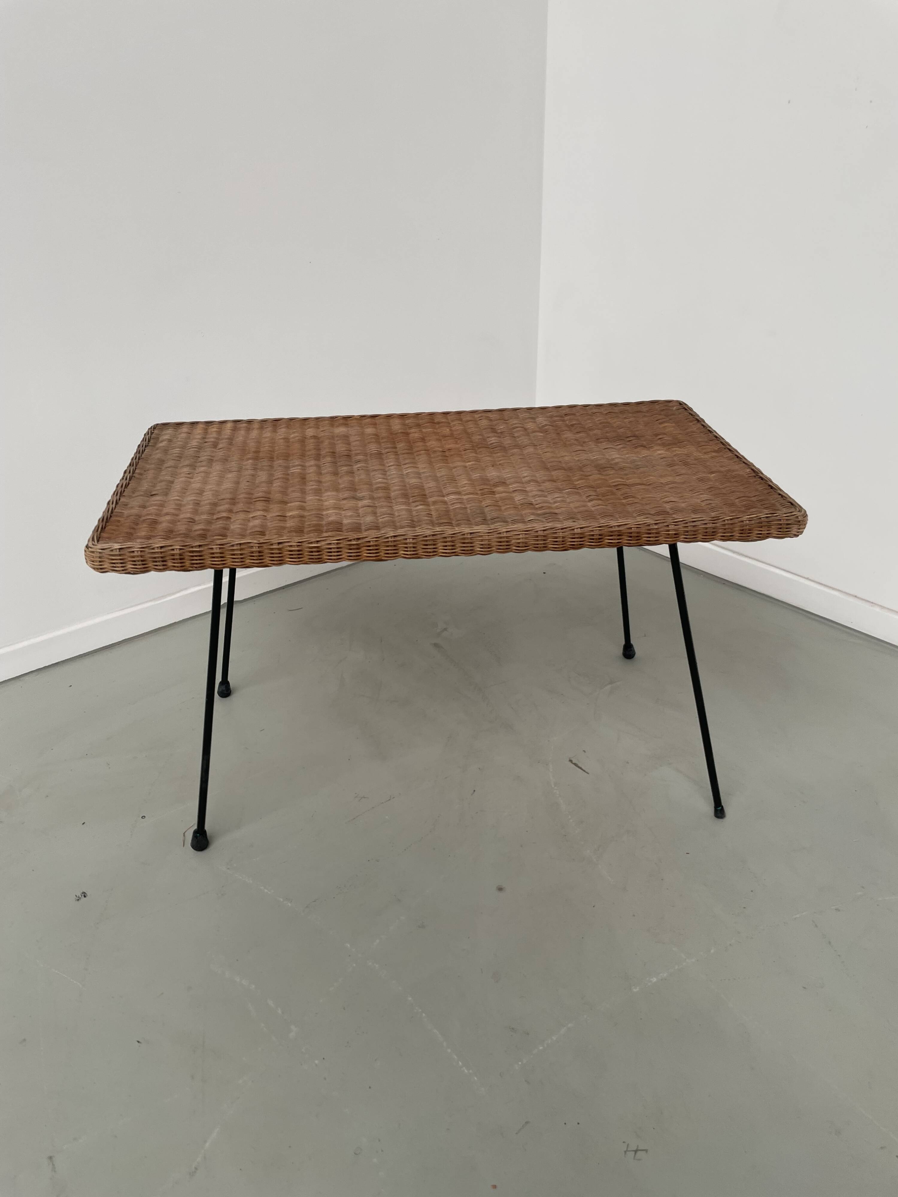 Table basse osier tressé et métal 1960