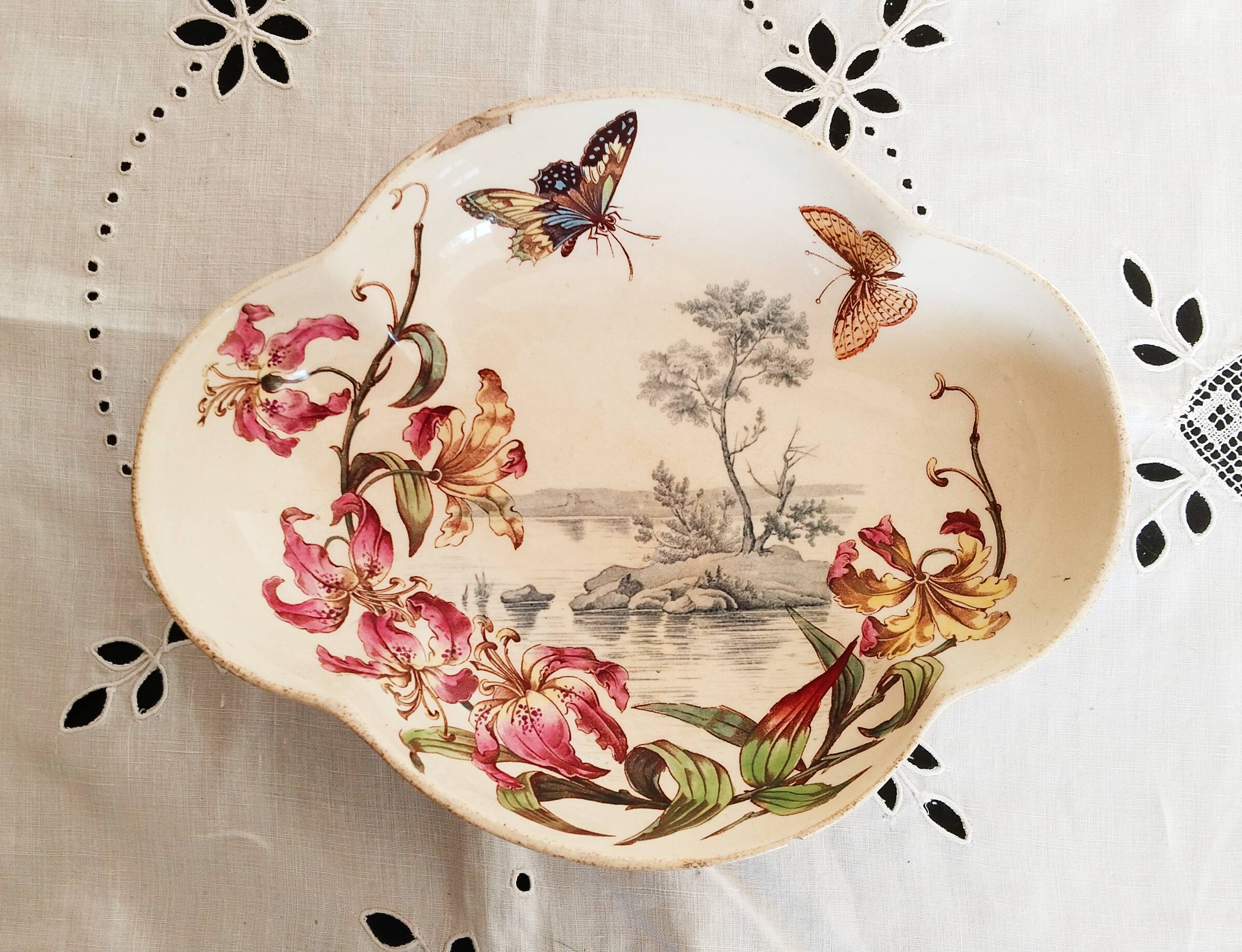 Fruit bowl with polychrome design in Lunéville earthenware