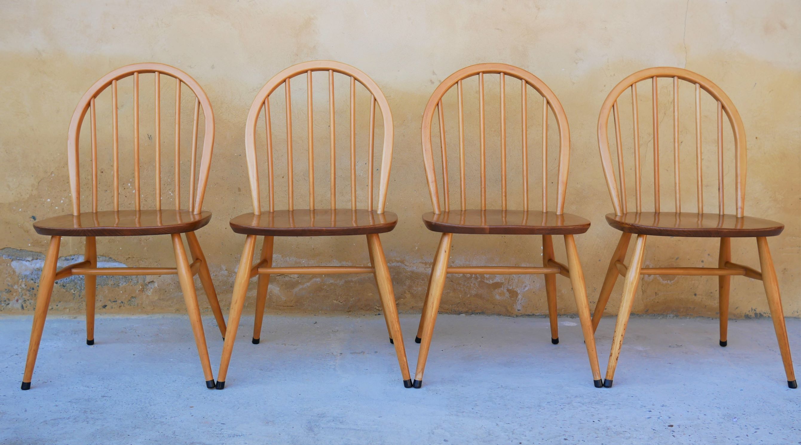 Série de 4 chaises « Windsor » par L. Ercolani pour les éditions Ercol