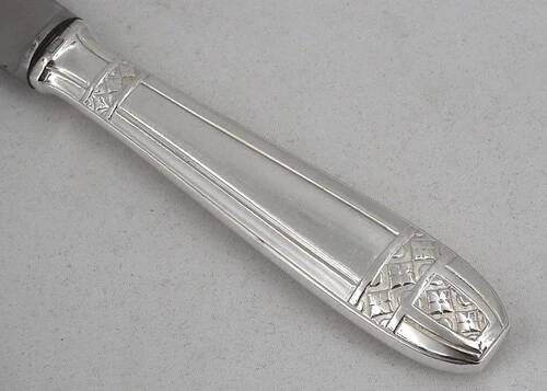 12 dessert, cheese, and hors d'oeuvre knives Grand Prix, Art Deco in silver-plated metal.