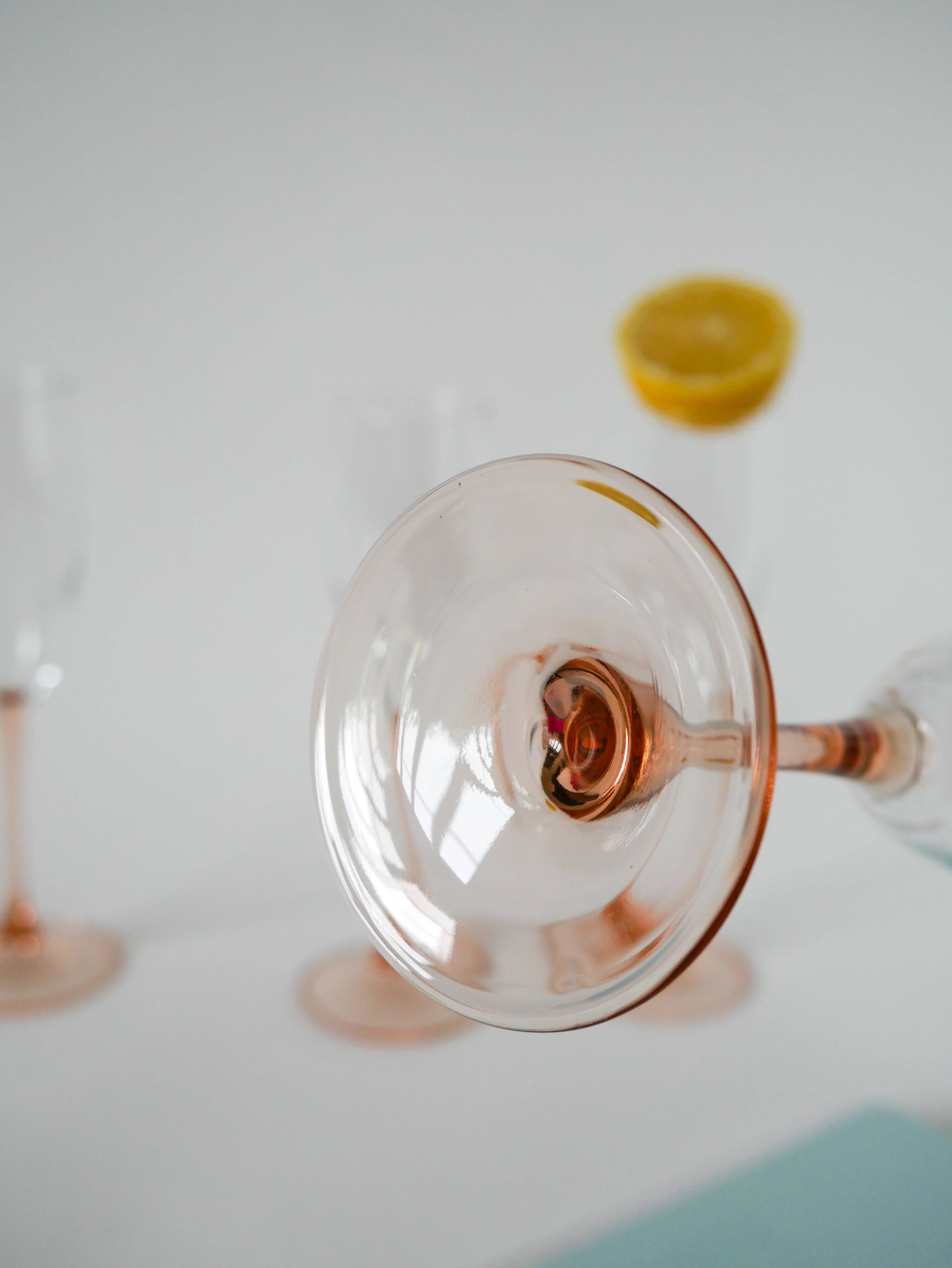 Set of 4 champagne flutes with pink feet, 1970