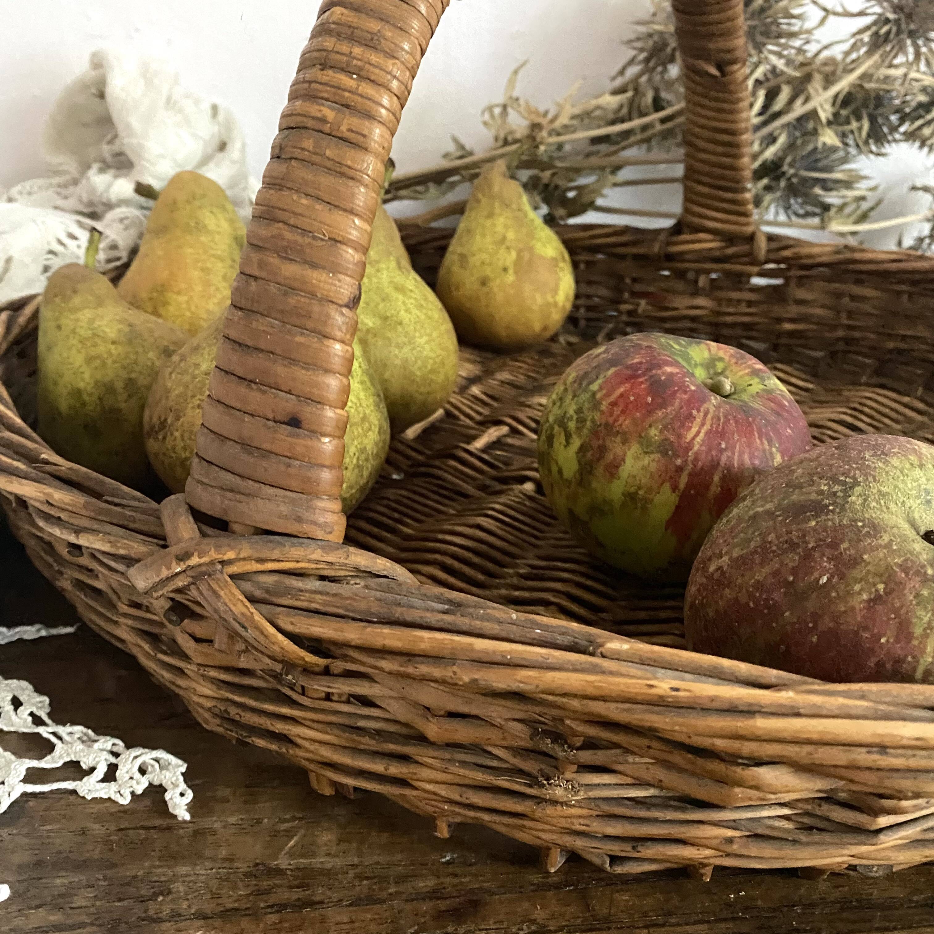 Flat-bottomed woven wicker basket