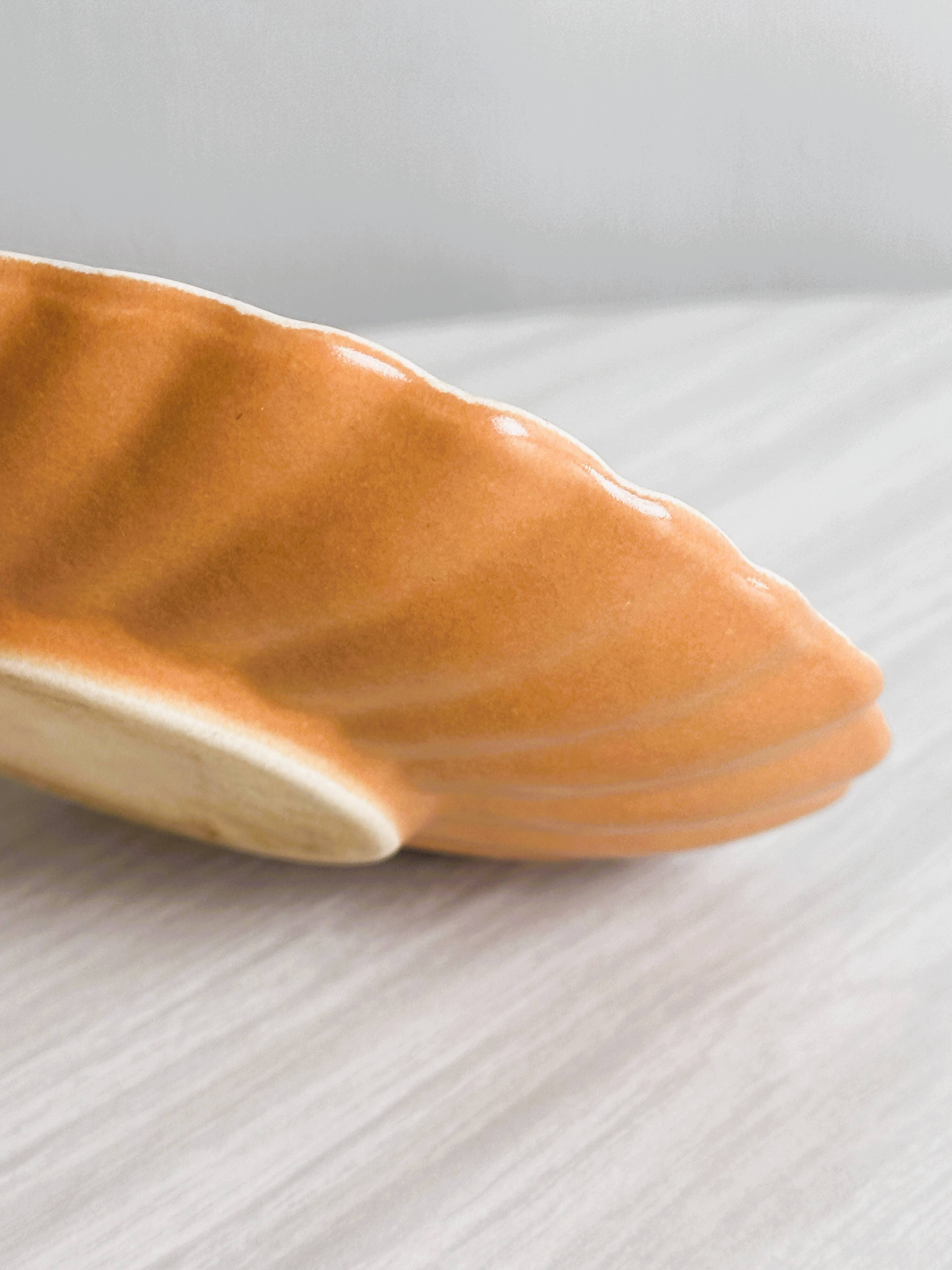 Two-tone shell-shaped bowl