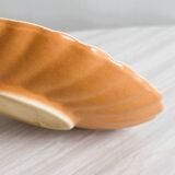 Two-tone shell-shaped bowl