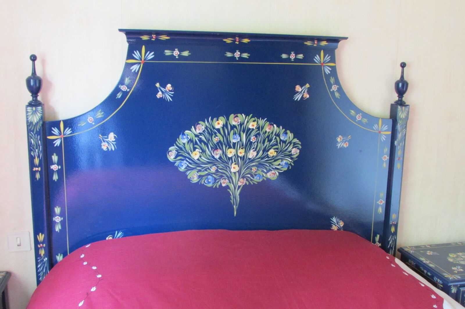 bed, flowery blue lacquer