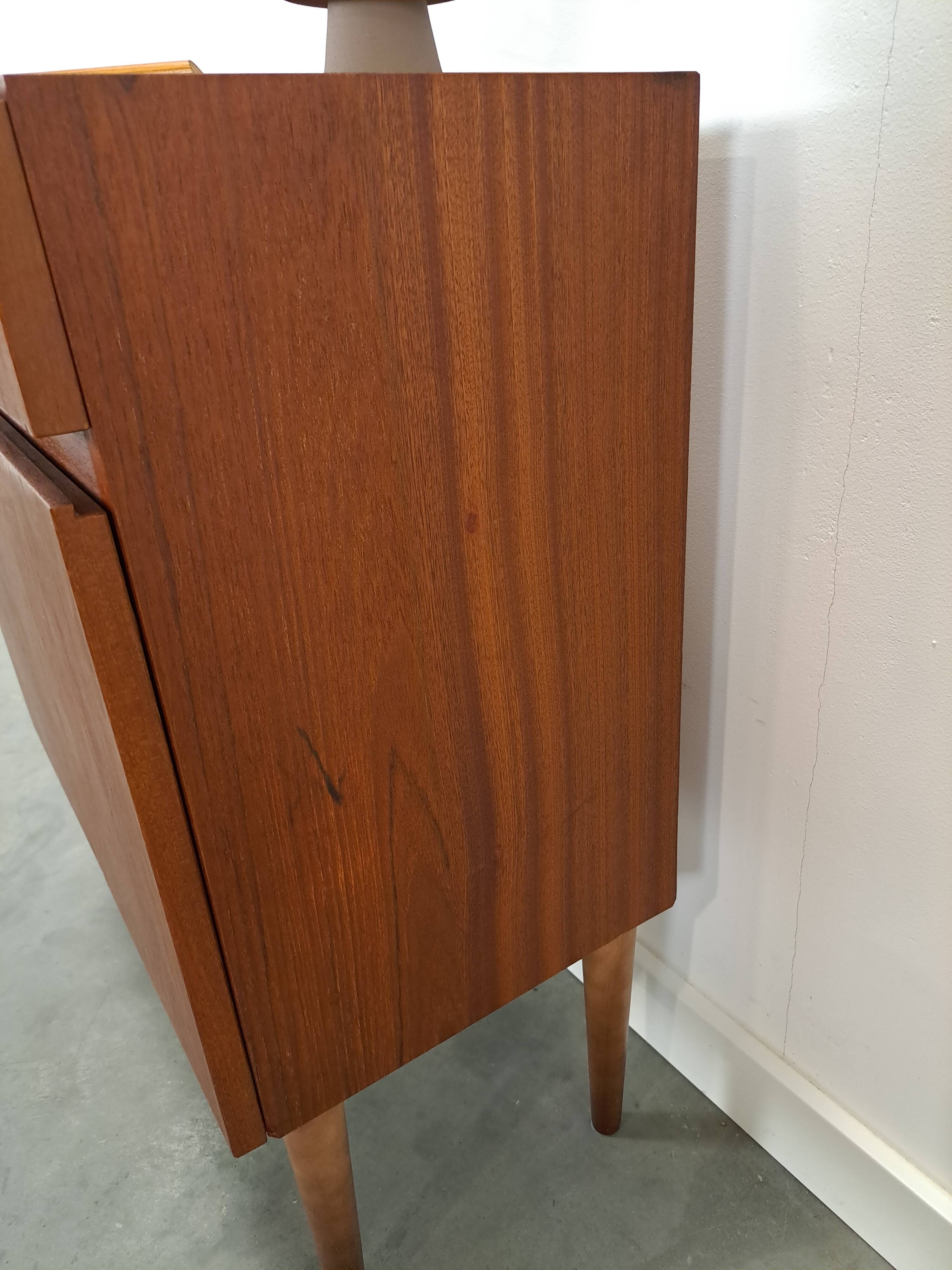 Teck plus fin kastje met lades, nr. 1