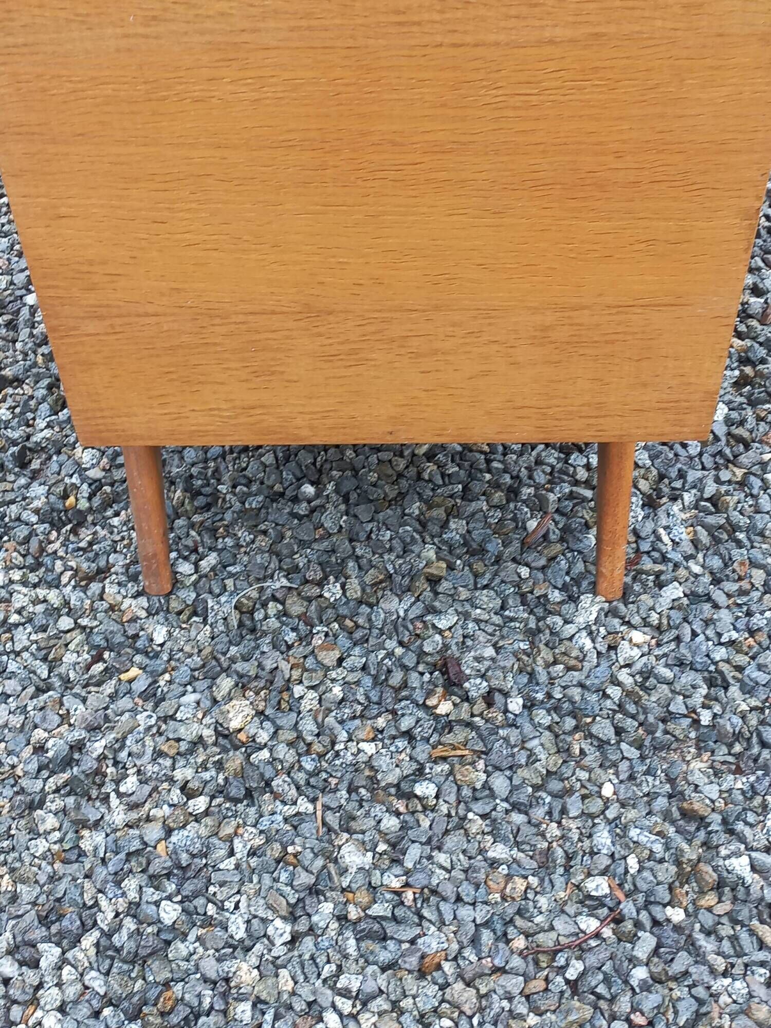 Vintage chest of drawers in light oak and rattan with tapered legs, 3 drawers from the 1950s.
