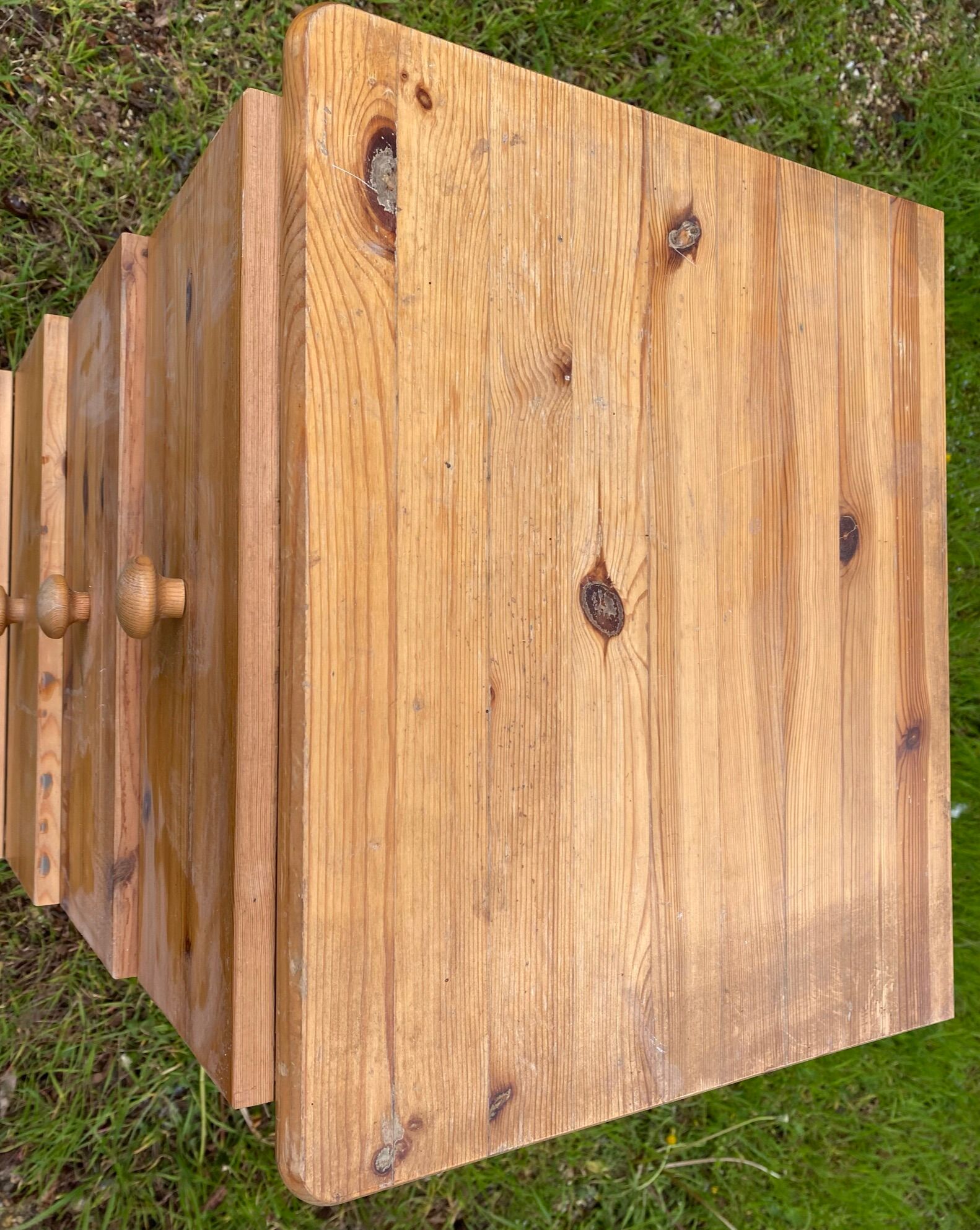 Pine chest of drawers