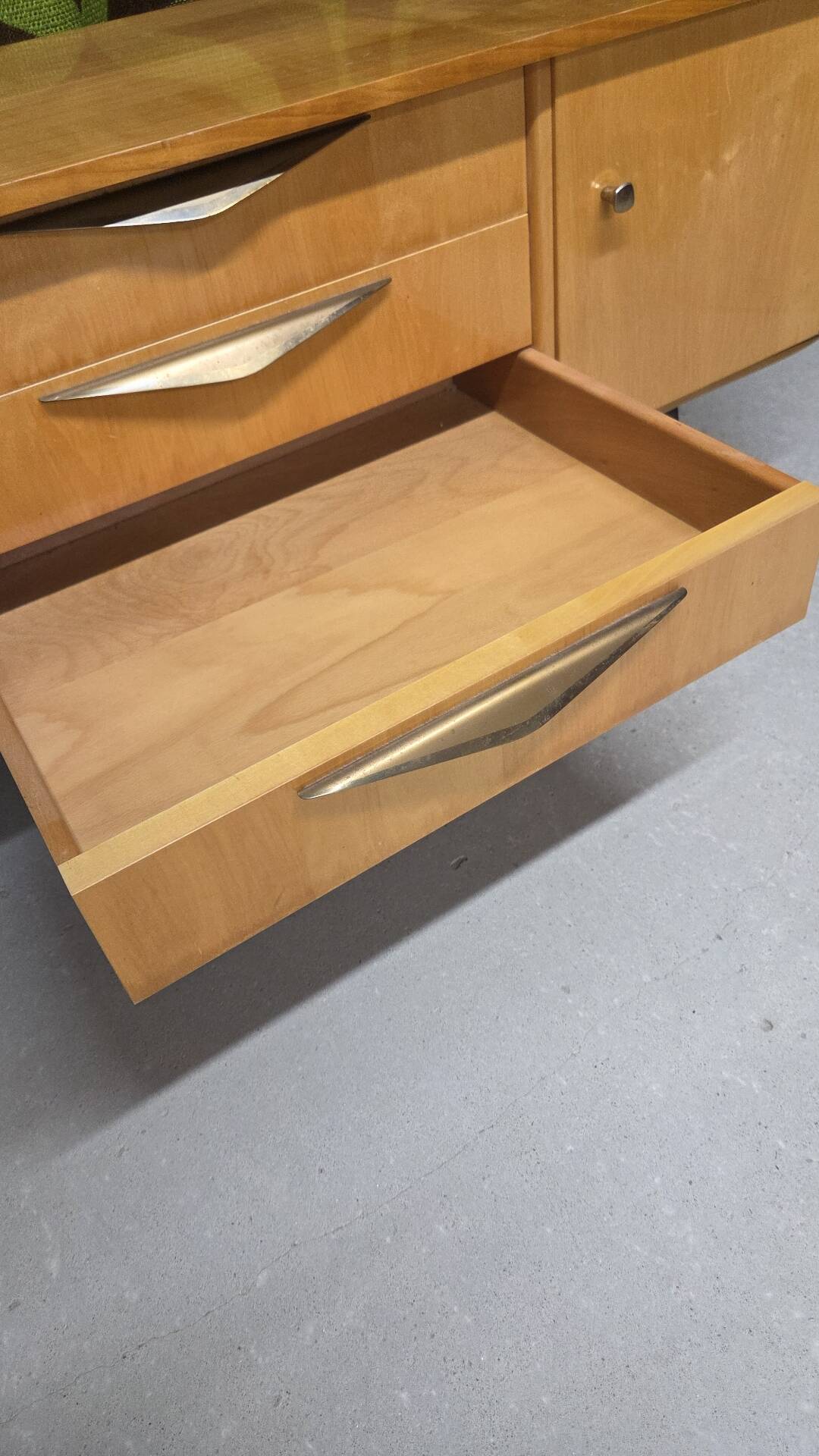 Vintage low enfilade from the 50s/60s – sculptural handles & tapered legs