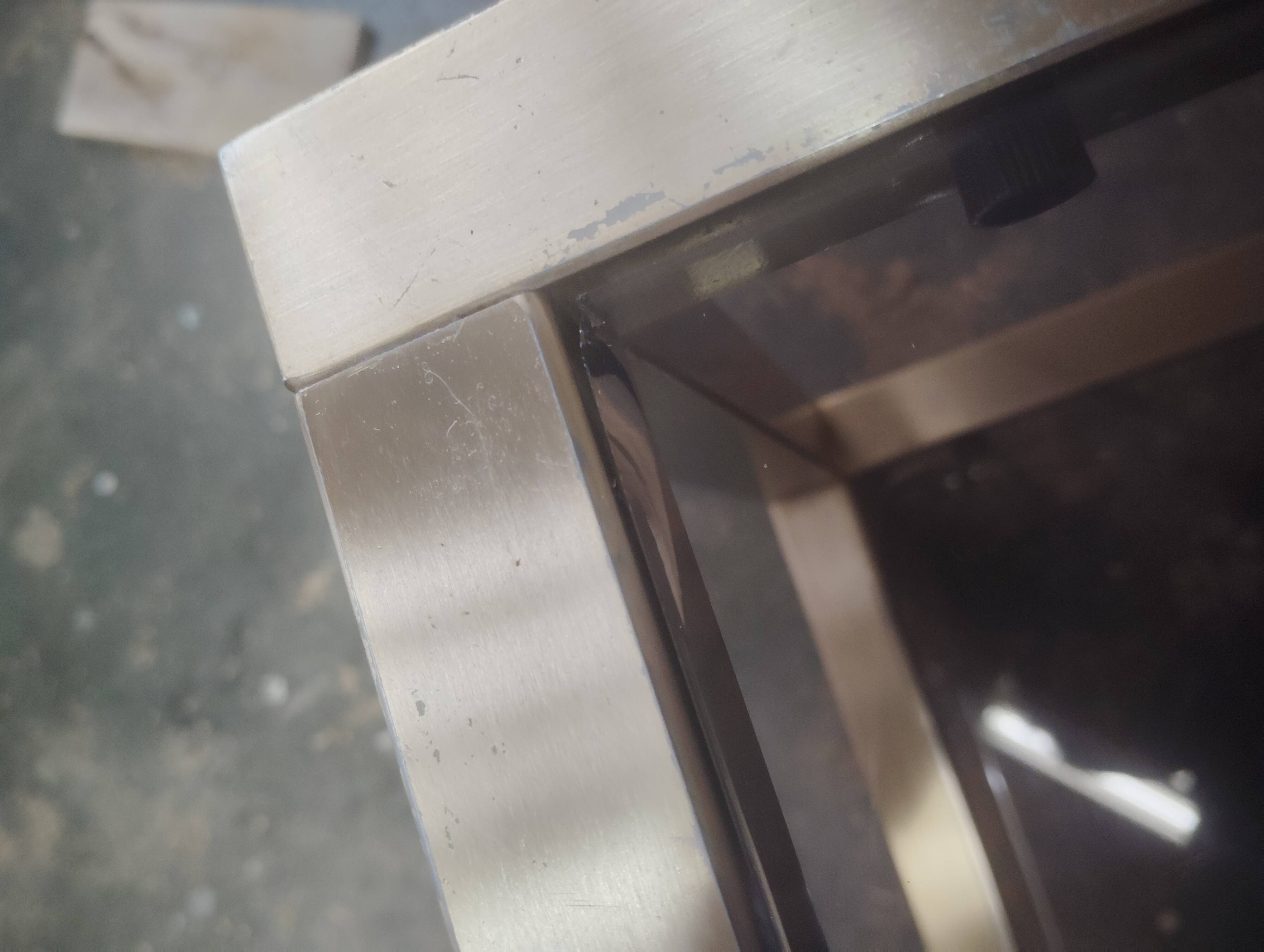 Table d'appoint metal doré et verre fumé