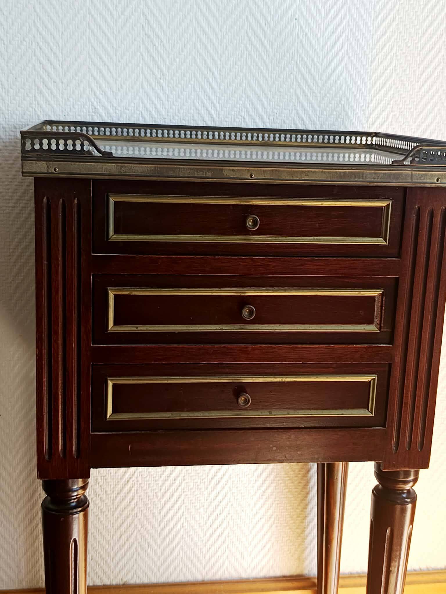 Tablet de chevet ou chiffonnière style Louis XVI