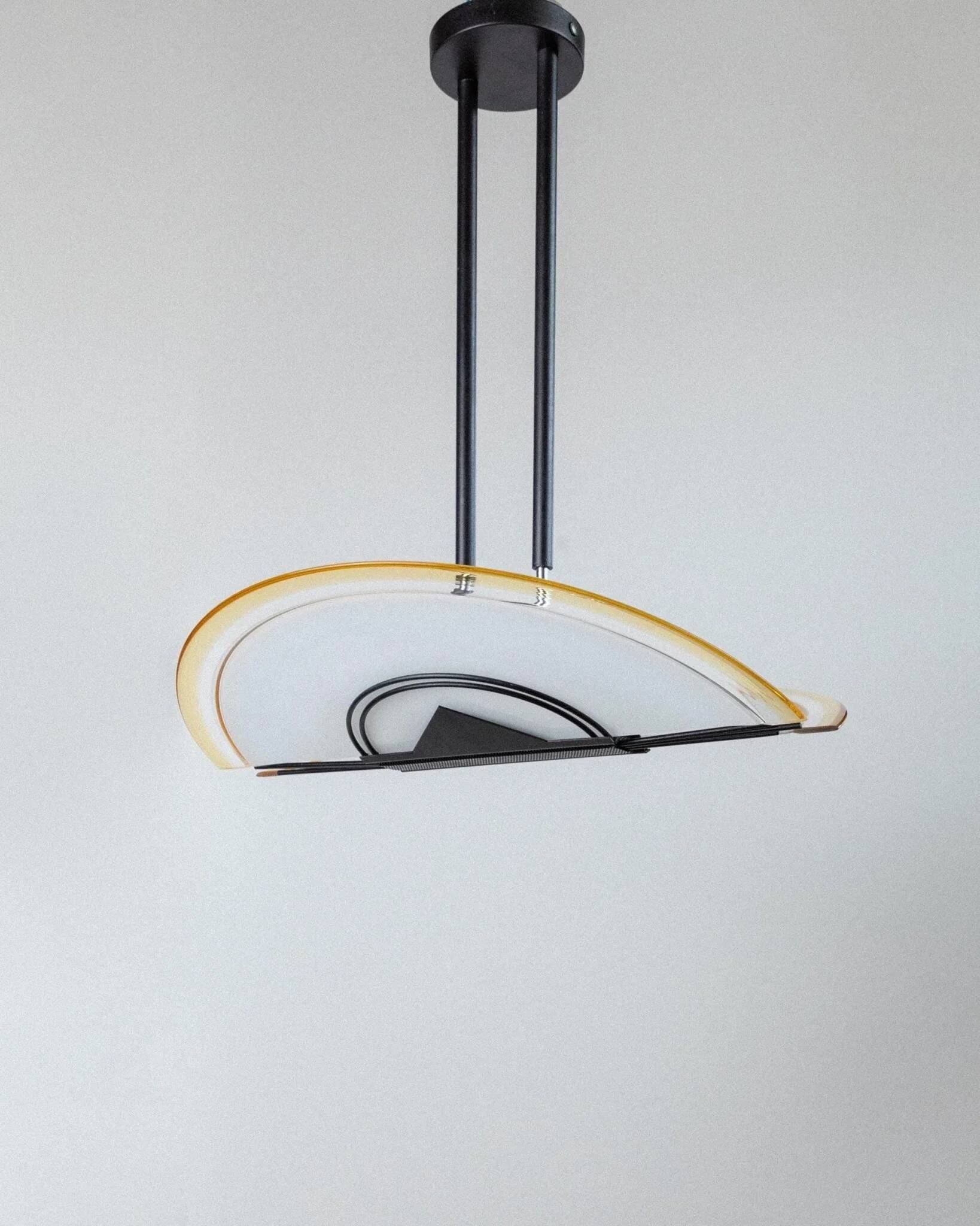 Lustre en verre de Murano vintage en verre blanc et jaune avec cadre en métal noir - Pendentif de style Memphis italien des années 1980.