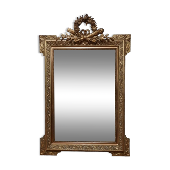 Miroir à fronton de style Louis XV en bois et stuc dorés hauteur 107cm