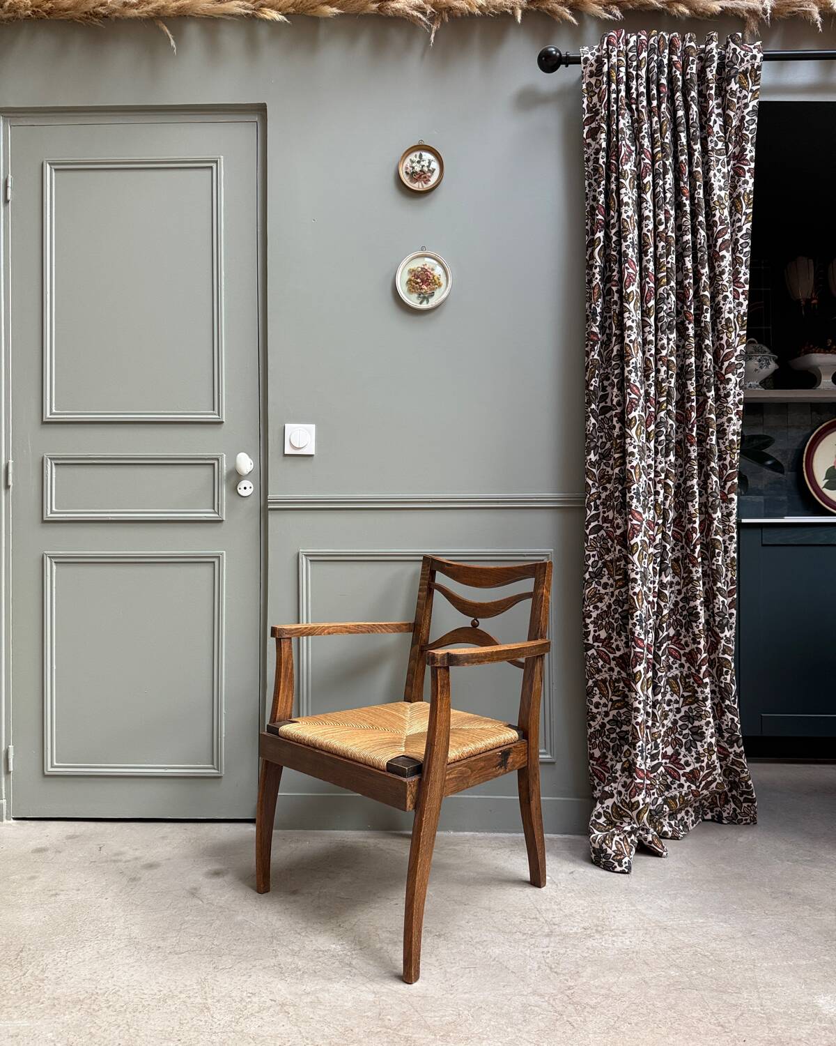 Fauteuil ancien en bois et assise paillée