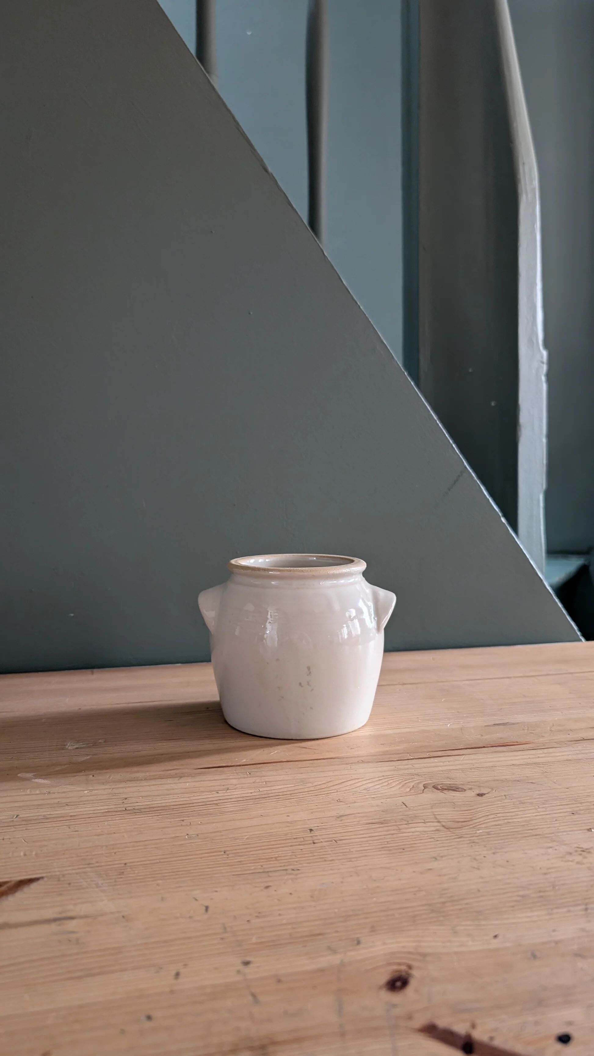 Beige stoneware pot