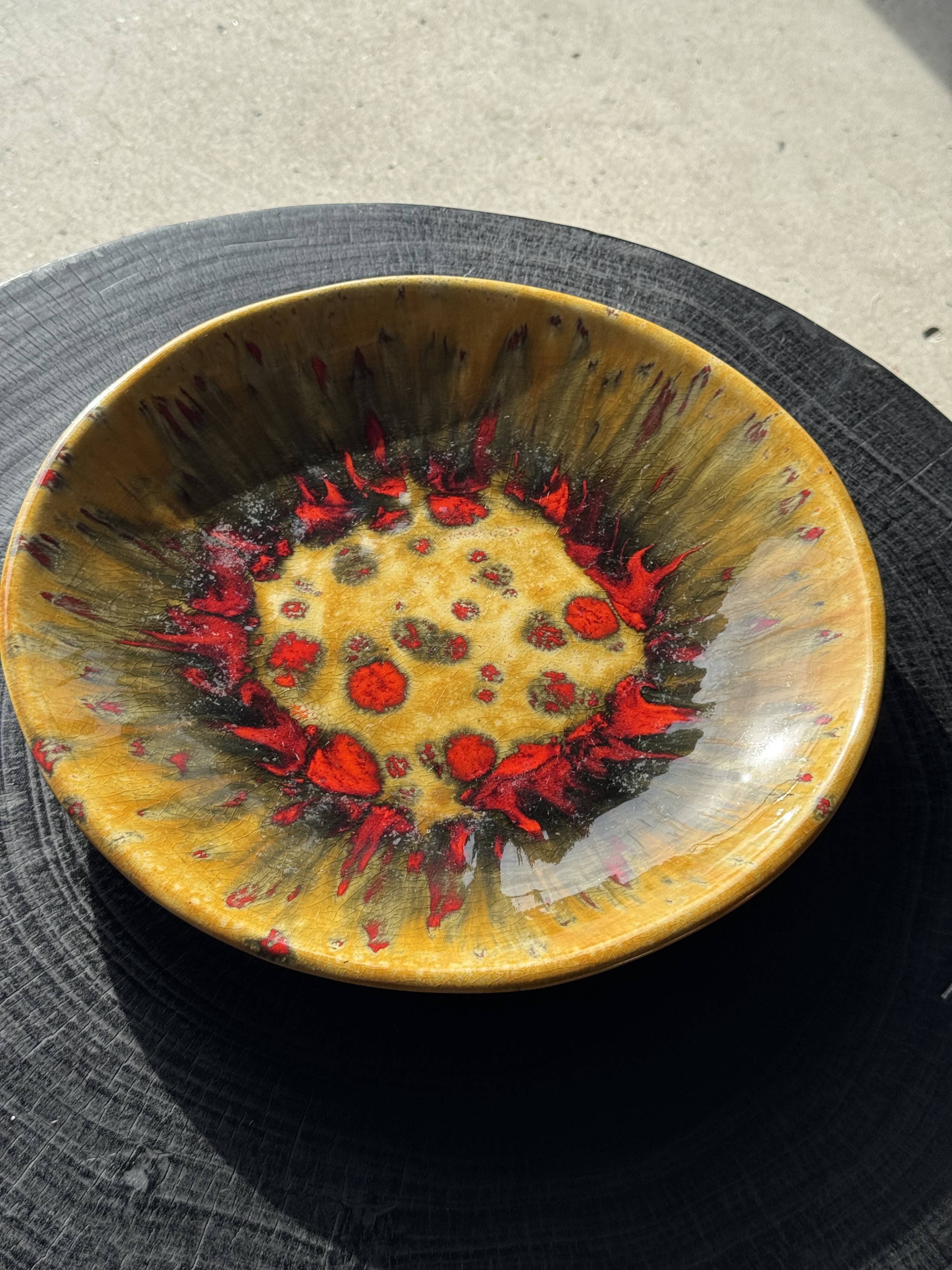 Large circular dish in West Germany style, brand JQ D35 H5.