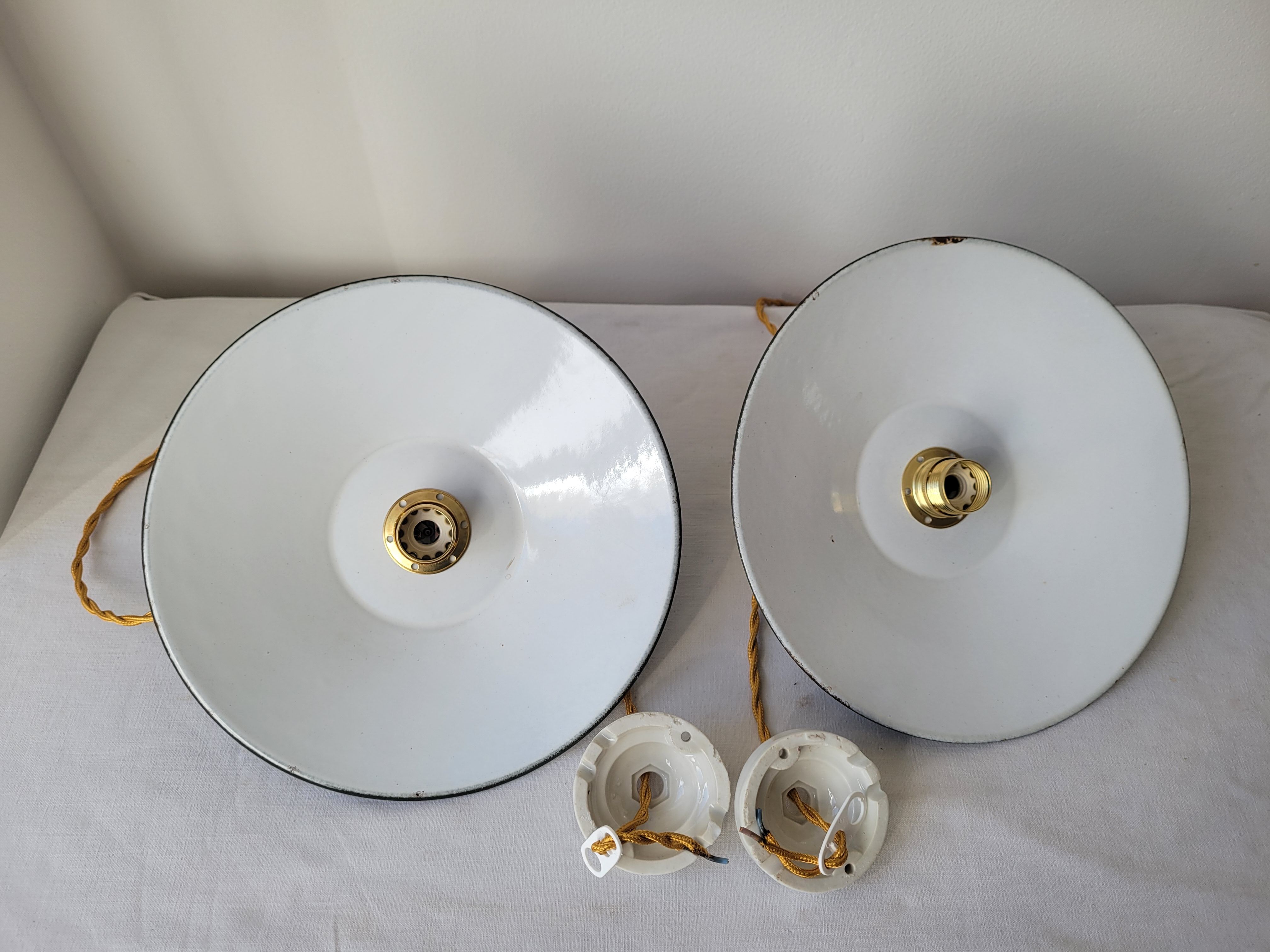 Pair of enamelled suspensions