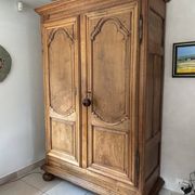 Armoire Louis XIV en noyer massif, XVIIIe siècle