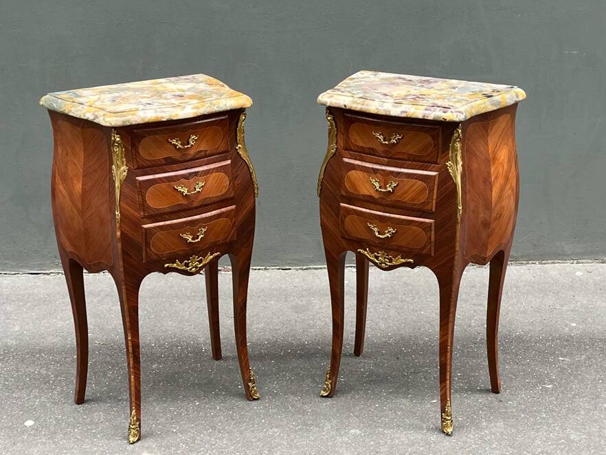 Paire de tables de chevet de style Louis XV en bois de rose.