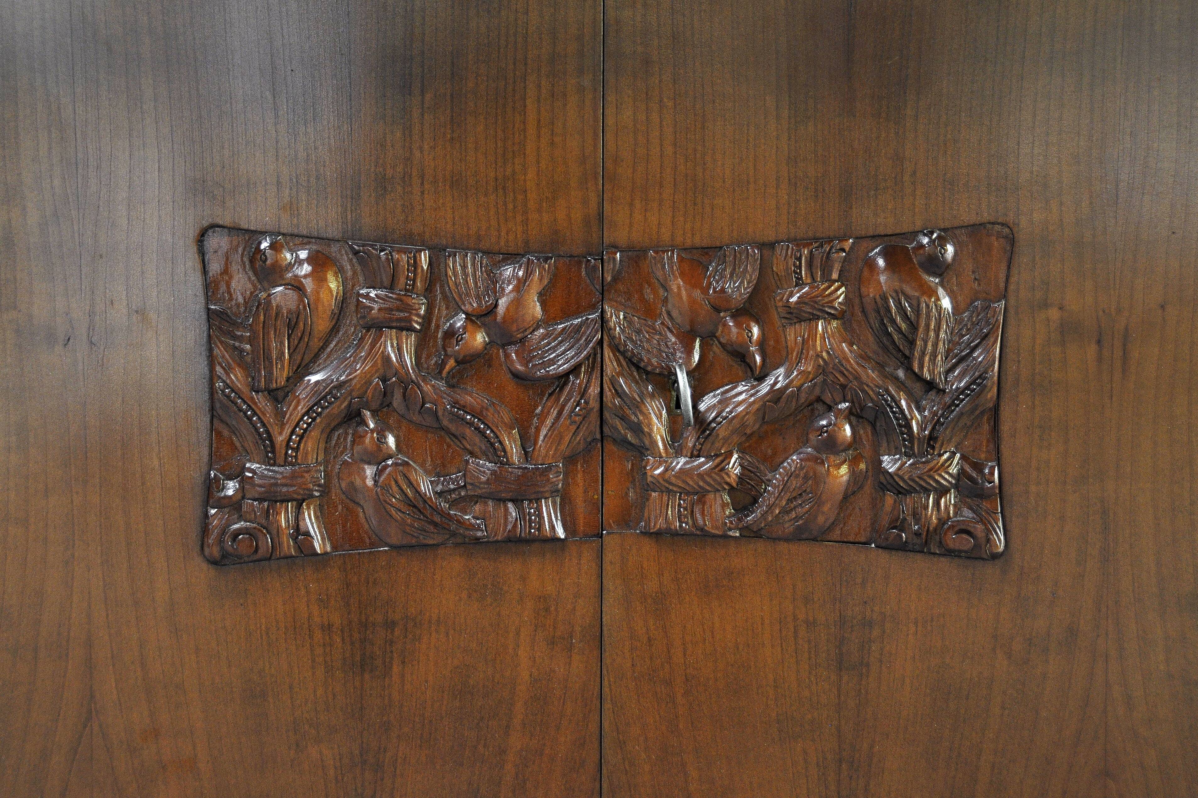 Buffet moderniste italien avec sculpture en bas-relief, années 1960