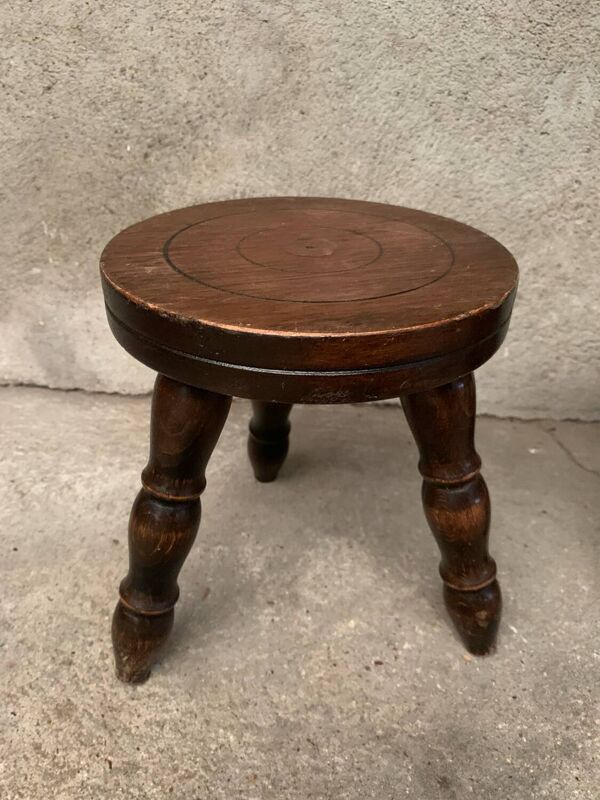 Tabouret tripode de traite ancien