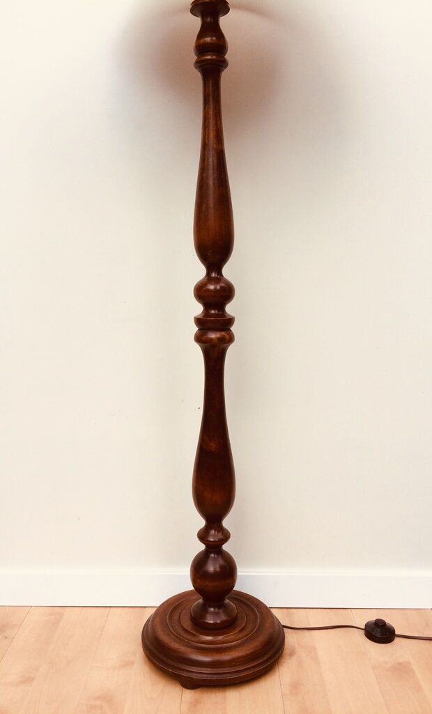 Wood-style floor lamppost