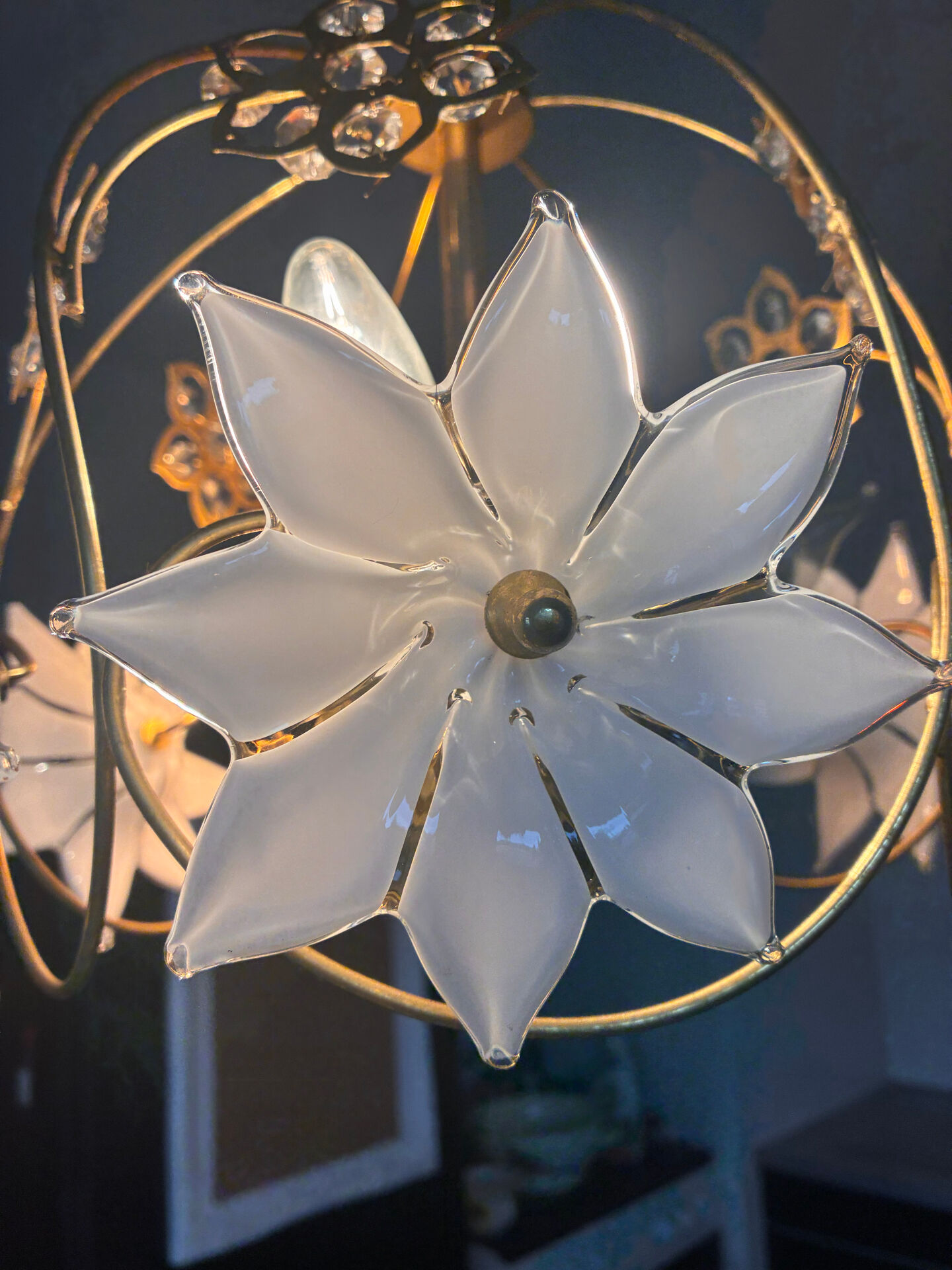 Lustre vintage en verre de Murano à fleurs opaline et laiton – 1970 (É