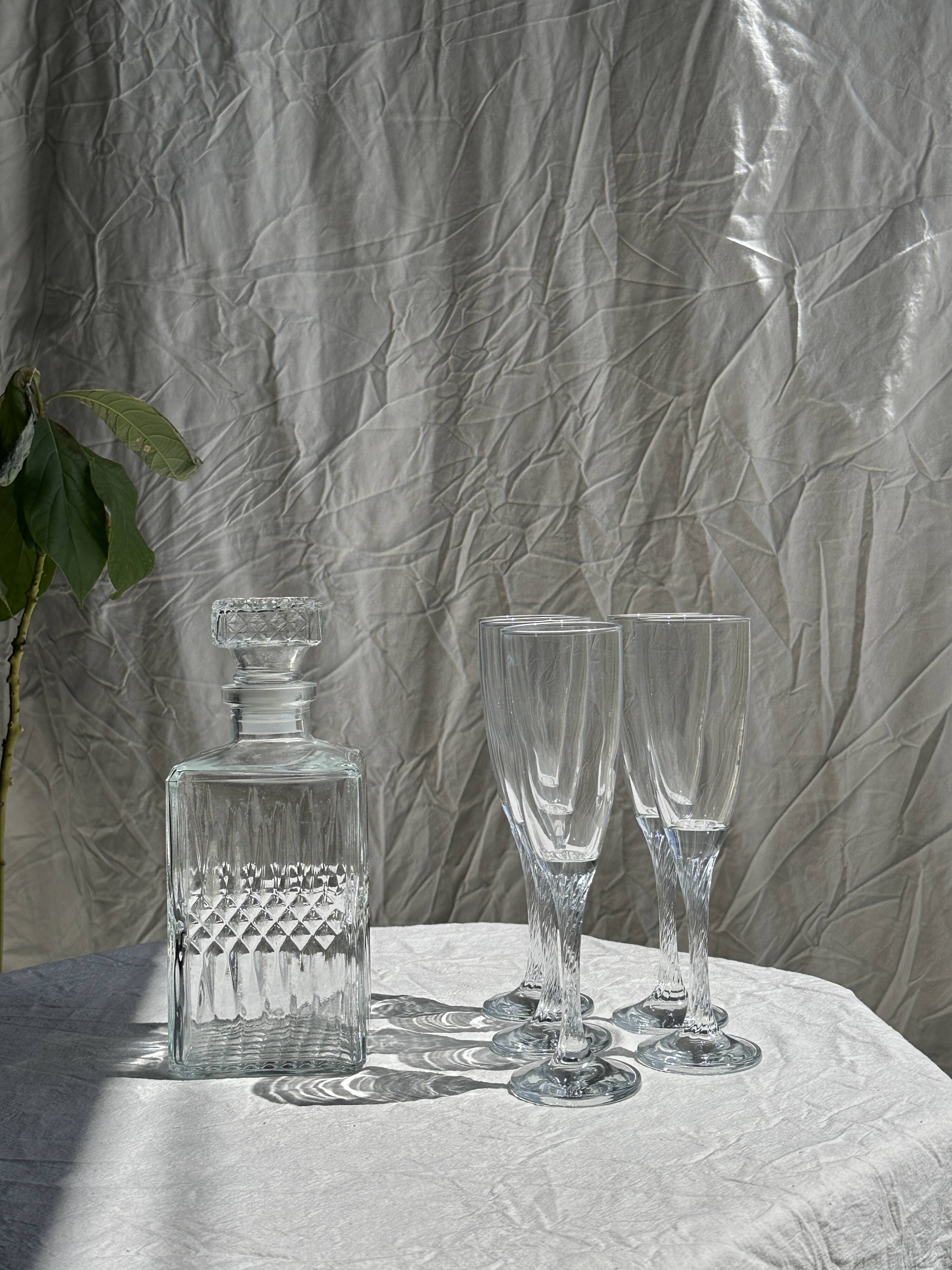 Set of 5 glass champagne flutes with twisted ribbed base