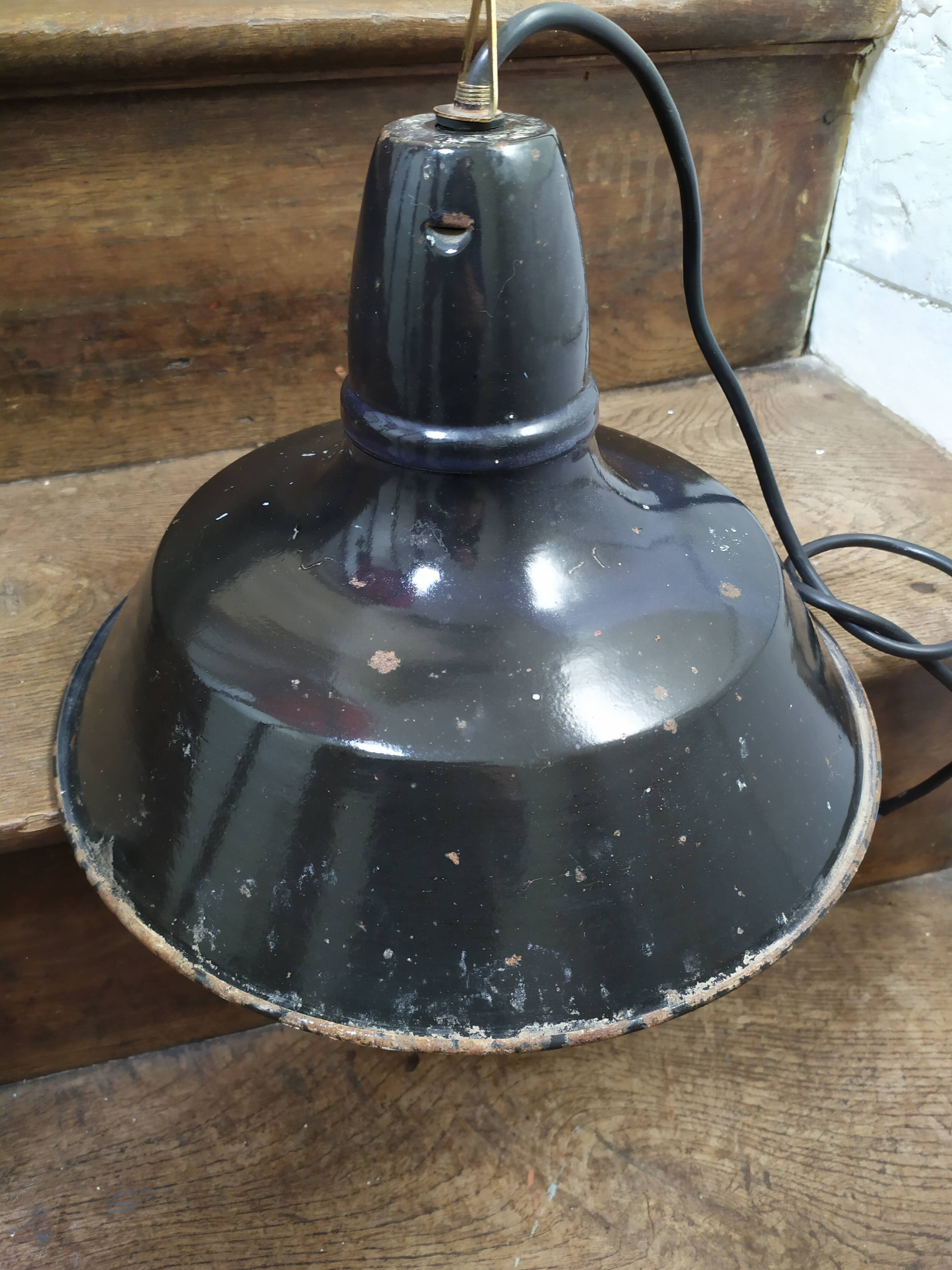 Suspension industrielle en tôle émaillée