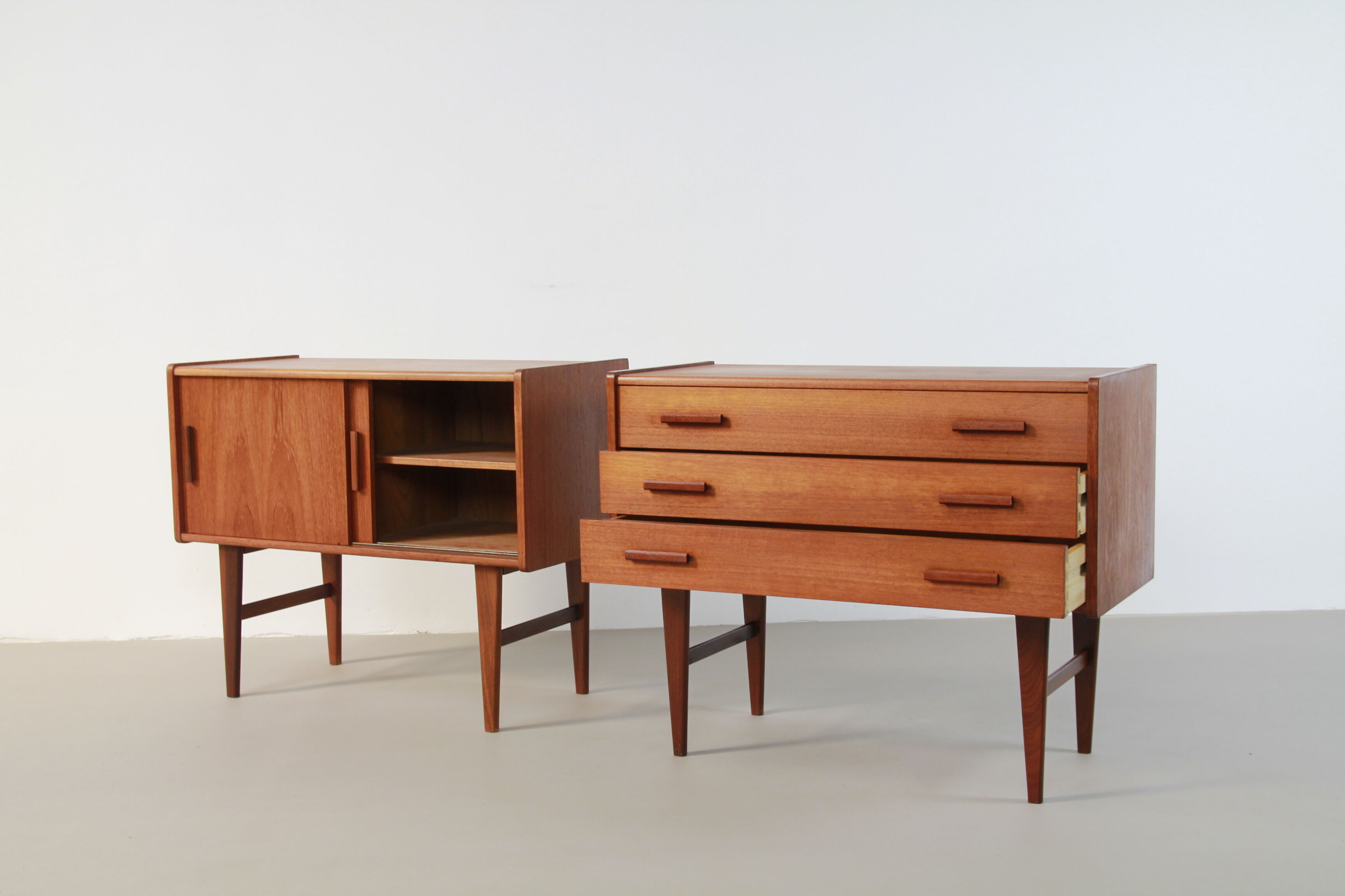 Ensemble de deux chevets de Design danois vintage teck