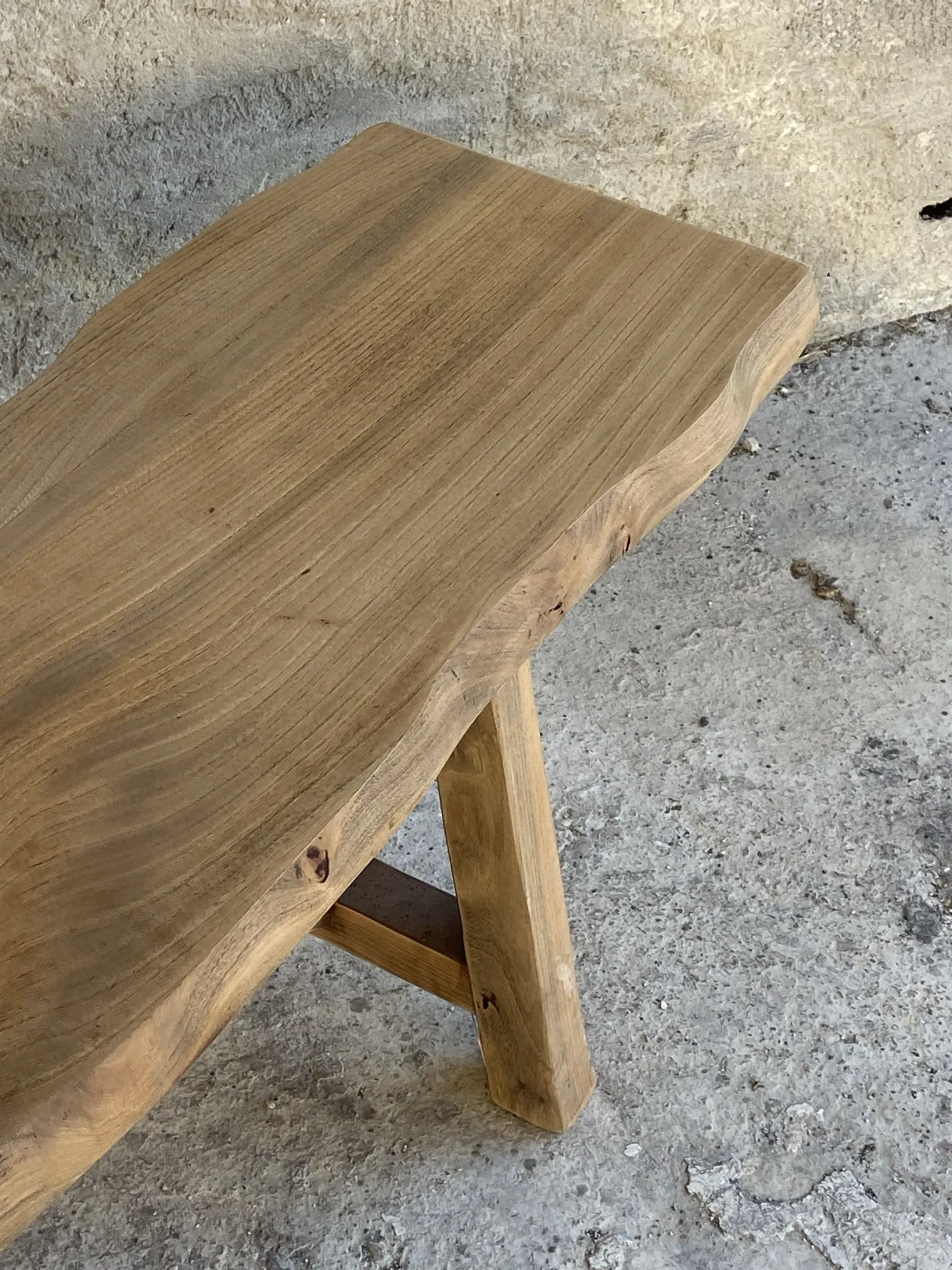 Banc en noyer design brutaliste années 50 