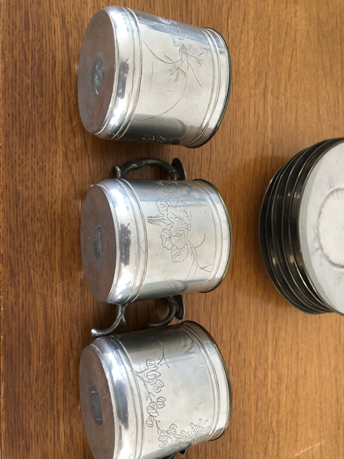 6 cups and sub-cups in pewter motifs birds and flowers and Chinese inscription