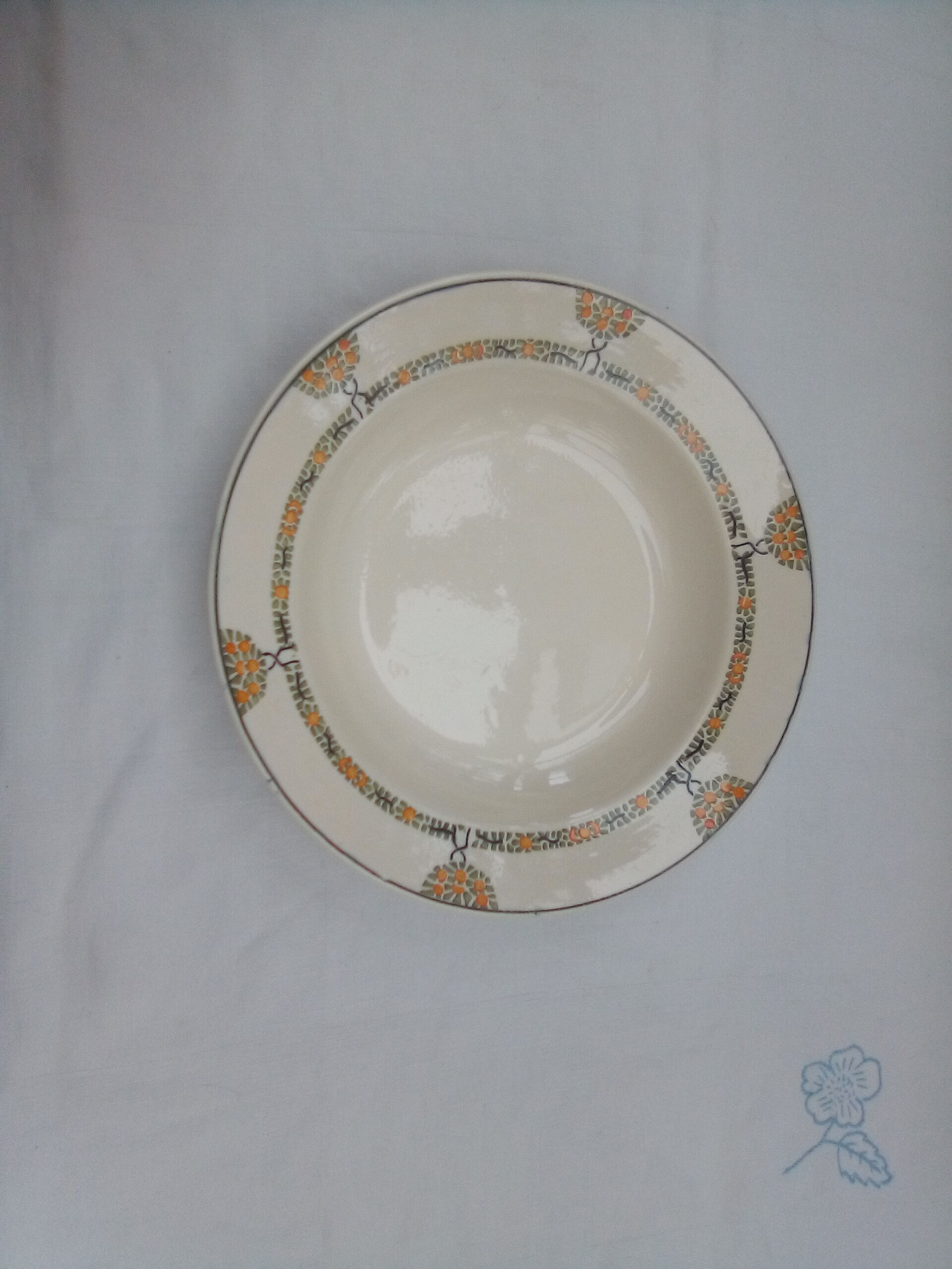 Assorted 8 brown/green plates