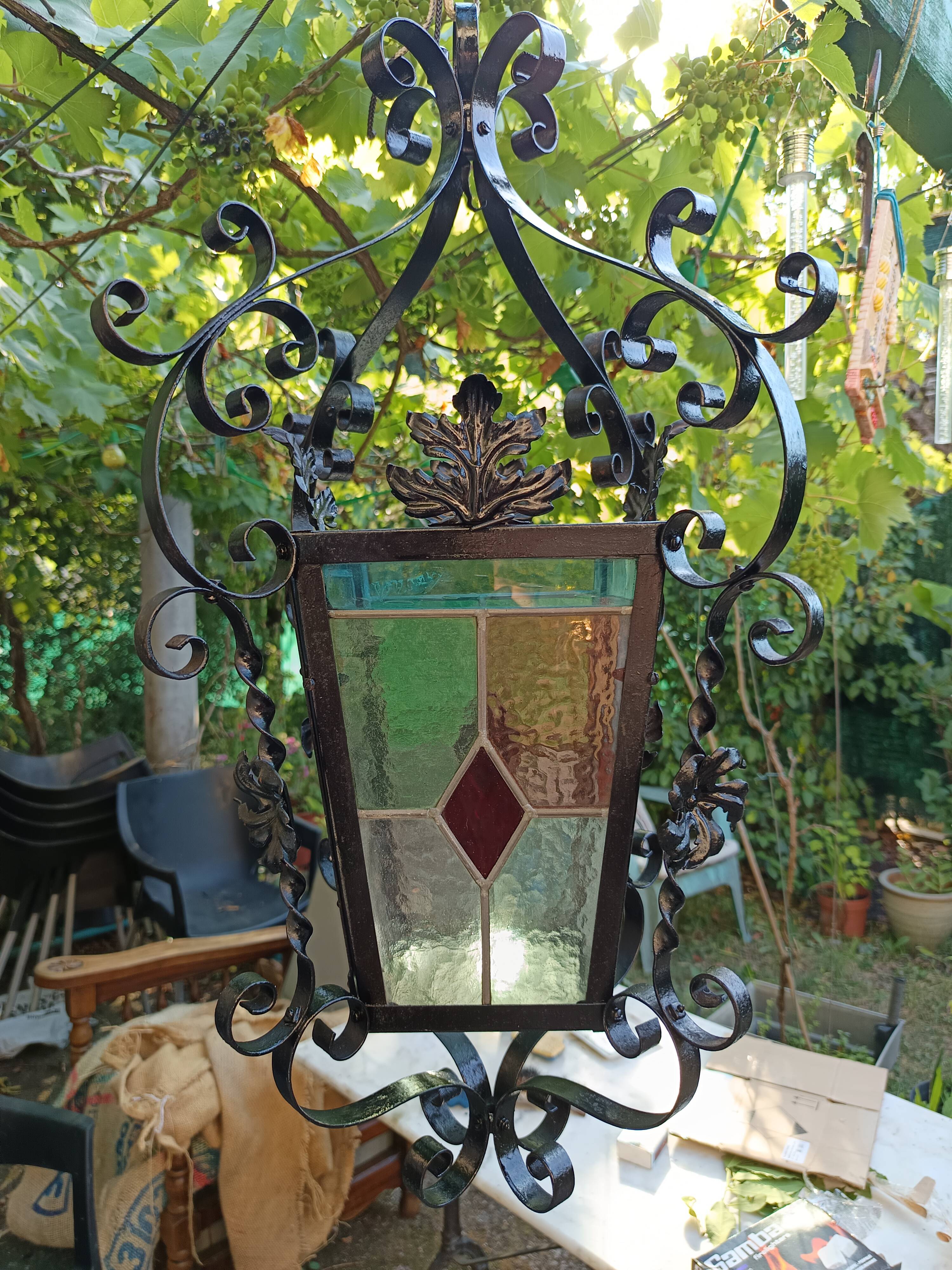Grande lanterne de hall en fer forgé et vitraux, début XXe siècle
