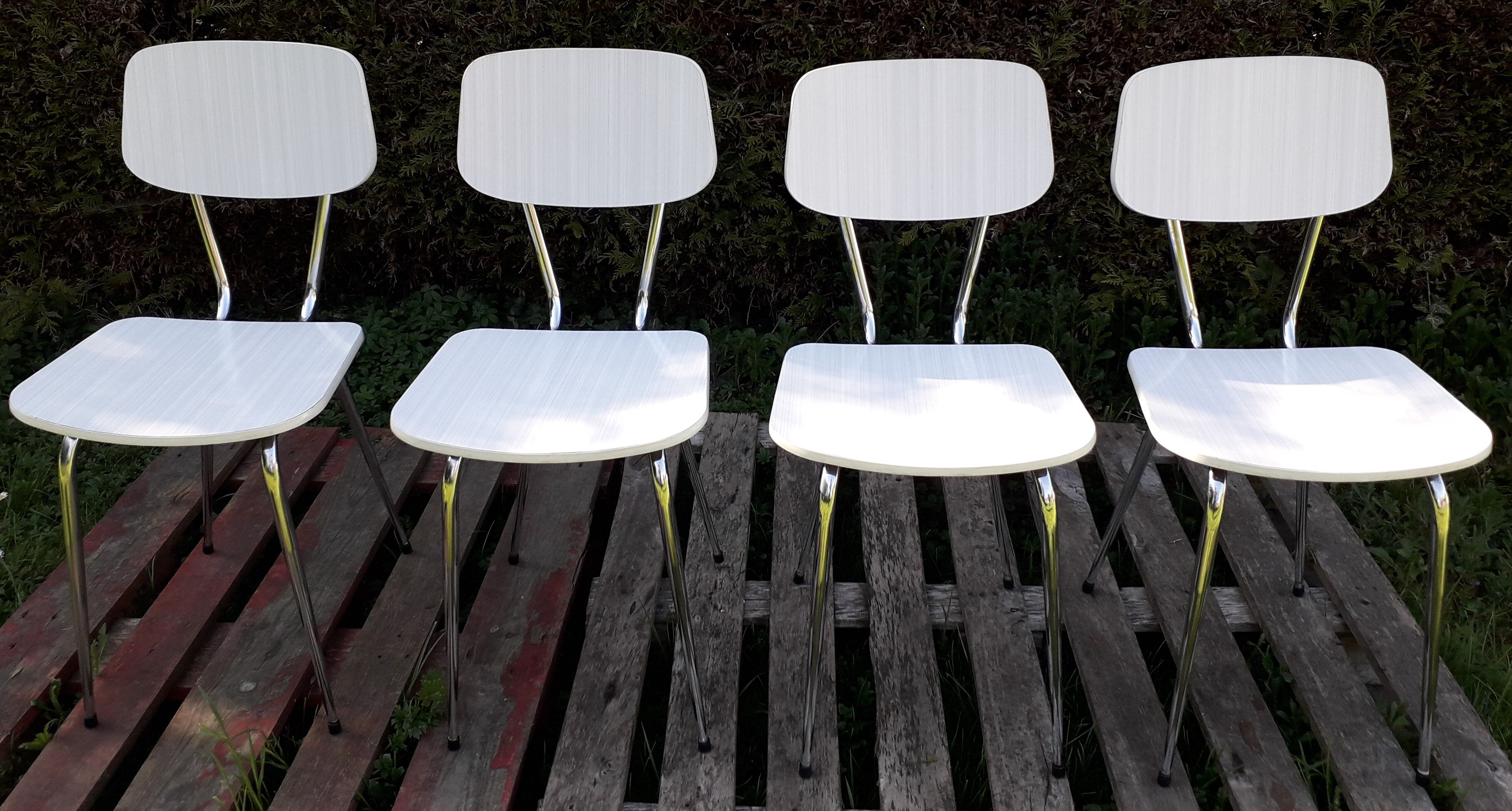 Set of 4 chairs in white 60s formica 70