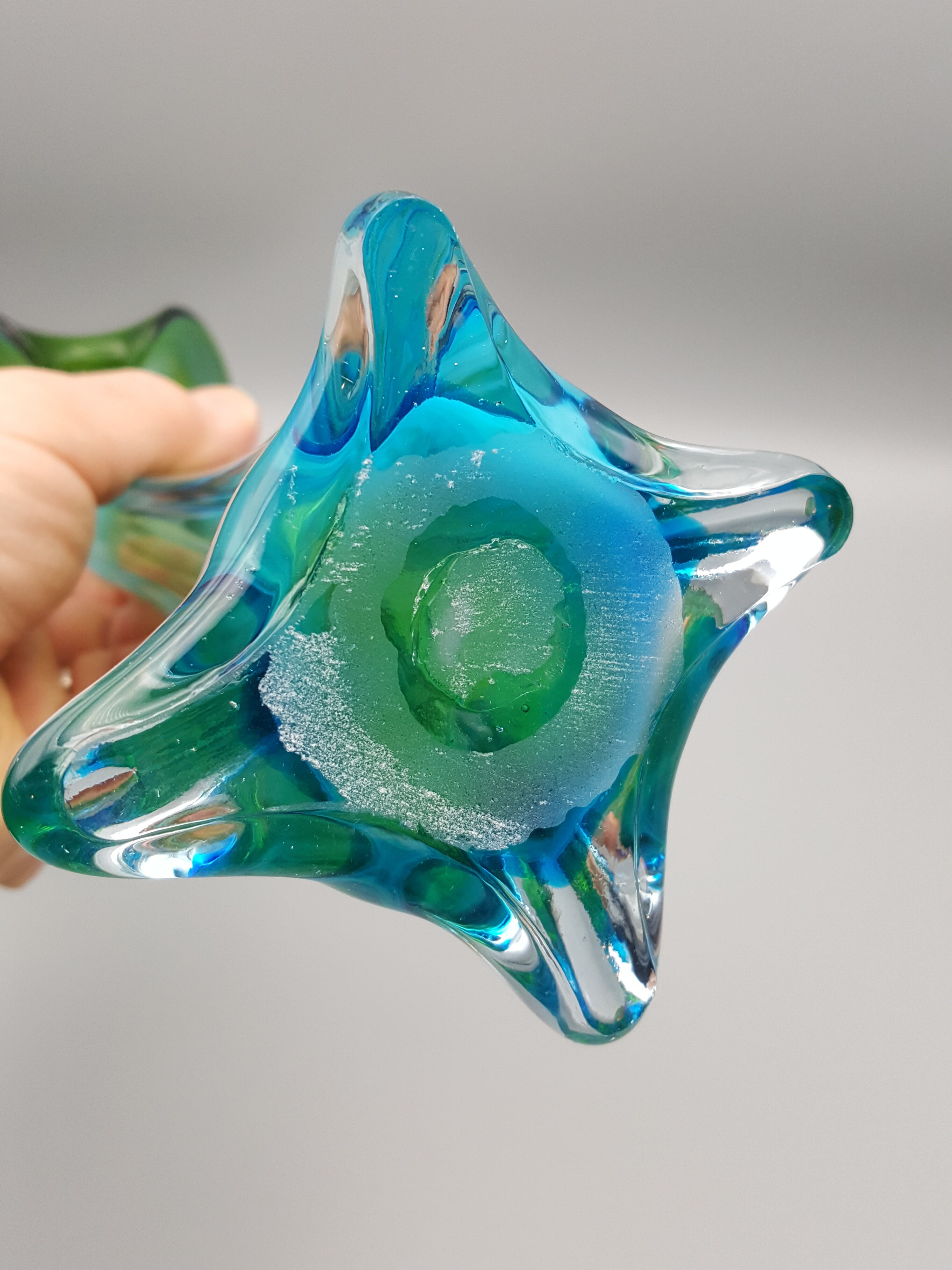 Paire de vases en verre soufflé soliflore vert et bleu