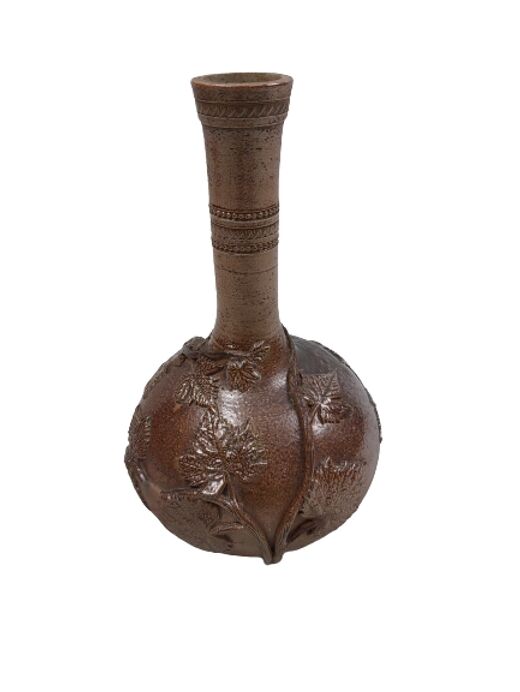 Pansu vase with vine decoration.