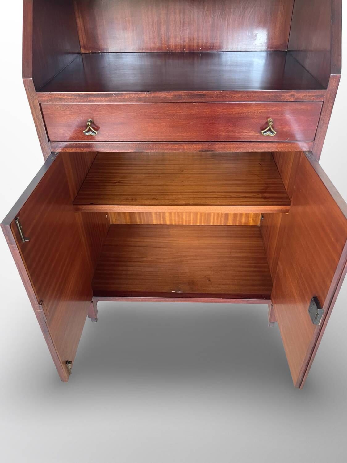 Bibliothèque italienne en bois et placage d'acajou, années 1960.