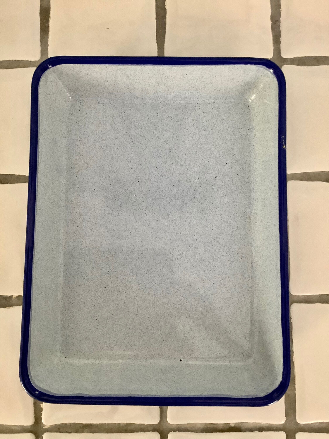 Enamelled sheet metal plate tray