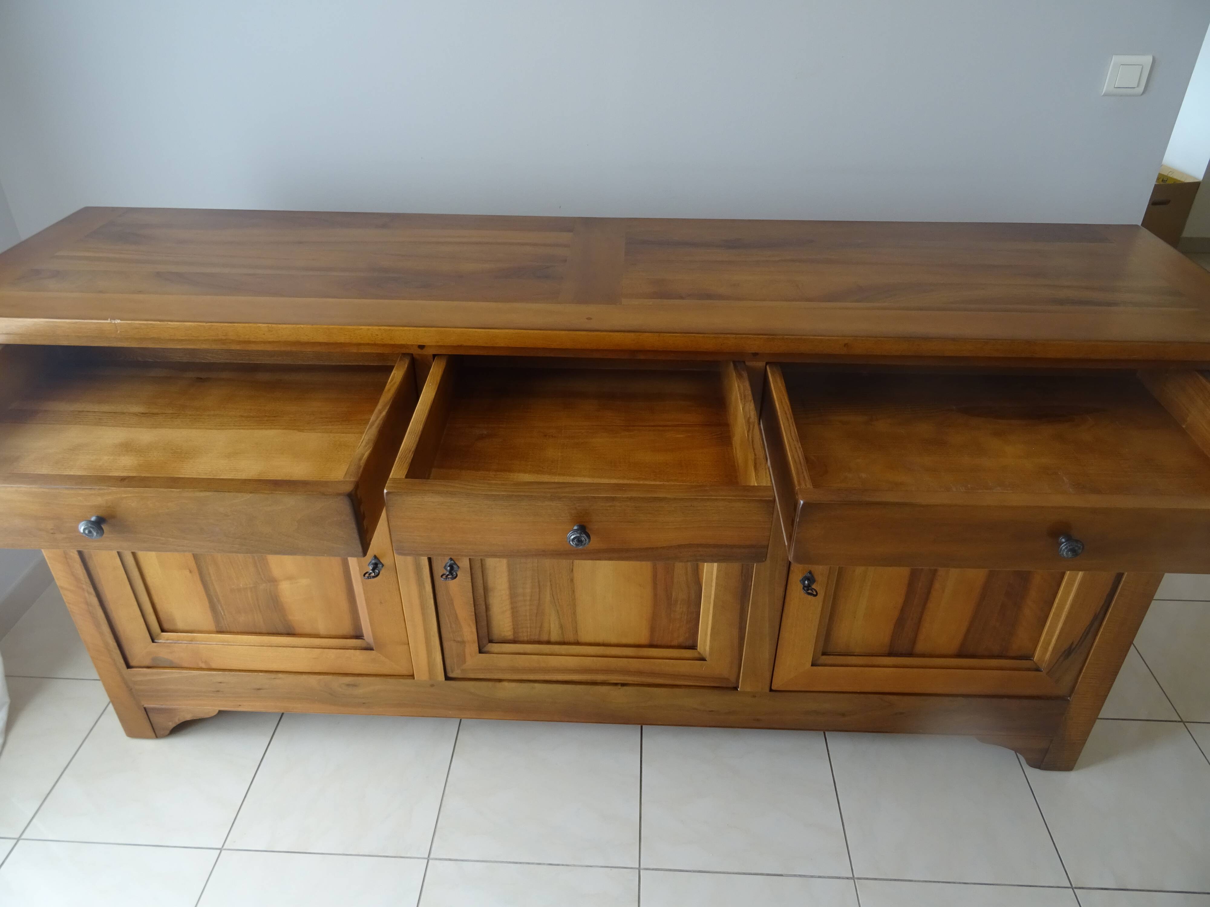 Very much in solid walnut, 3 doors.