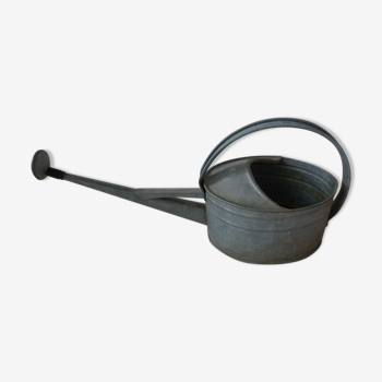 Watering can with pommel